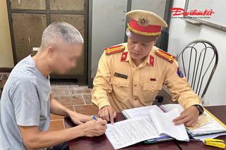 Hà Nội: Xử phạt tài xế xe tải làm rơi vãi bùn đất trên đường Võ Chí Công