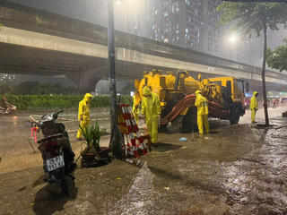 Hà Nội mưa lớn diện rộng, một điểm ngập vẫn chưa rút hết nước tại Phú Xá