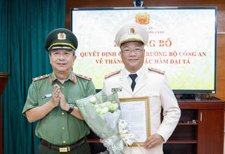 Thăng hàm Đại tá Công an nhân dân cho TS. Nguyễn Đăng Khang - Phó Tổng Biên tập Báo Đại Đoàn Kết