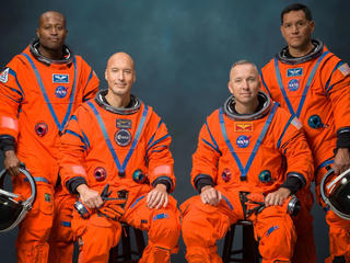 NASA tiến gần ngày trở lại Mặt trăng

