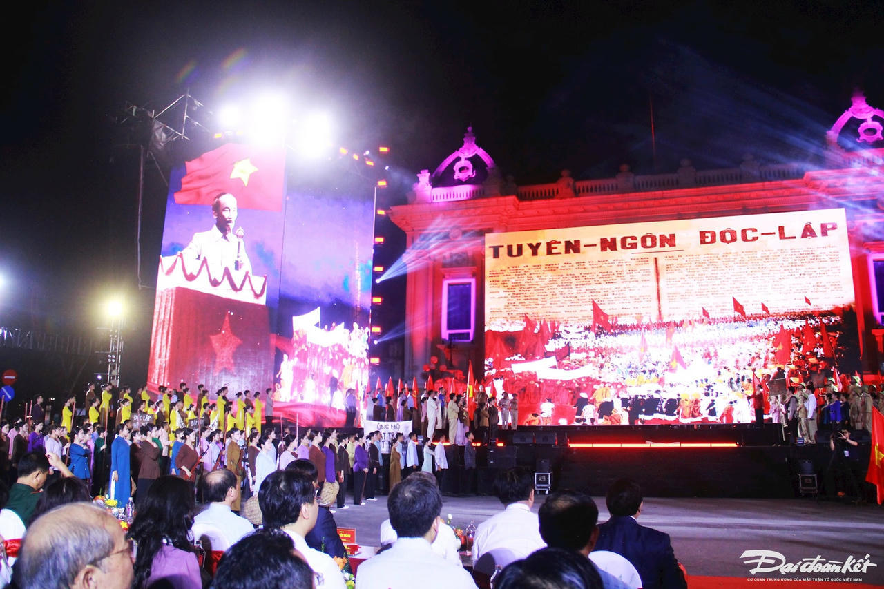 Thành công của A80 ghi dấu tinh thần trách nhiệm và nét ứng xử văn minh, thanh lịch của người Hà Nội. Nhiều chương trình nghệ thuật được tổ chức, đã để lại dấu ấn đặc biệt trong lòng người dân và bạn bè quốc tế. Ảnh: P. Sỹ.