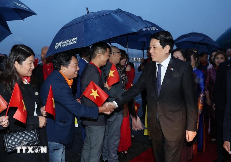 Các đại biểu đón Chủ tịch nước Lương Cường và Phu nhân tại sân bay Boeing Field Seattle, bang Washington (Hoa Kỳ). (Ảnh: TTXVN).