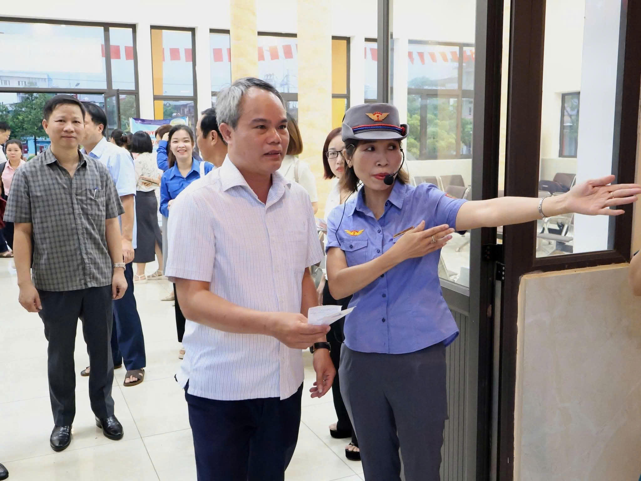 Các cán bộ được hướng dẫn, sắp xếp vị trí lên tàu hoả HP15. Ảnh: PT.