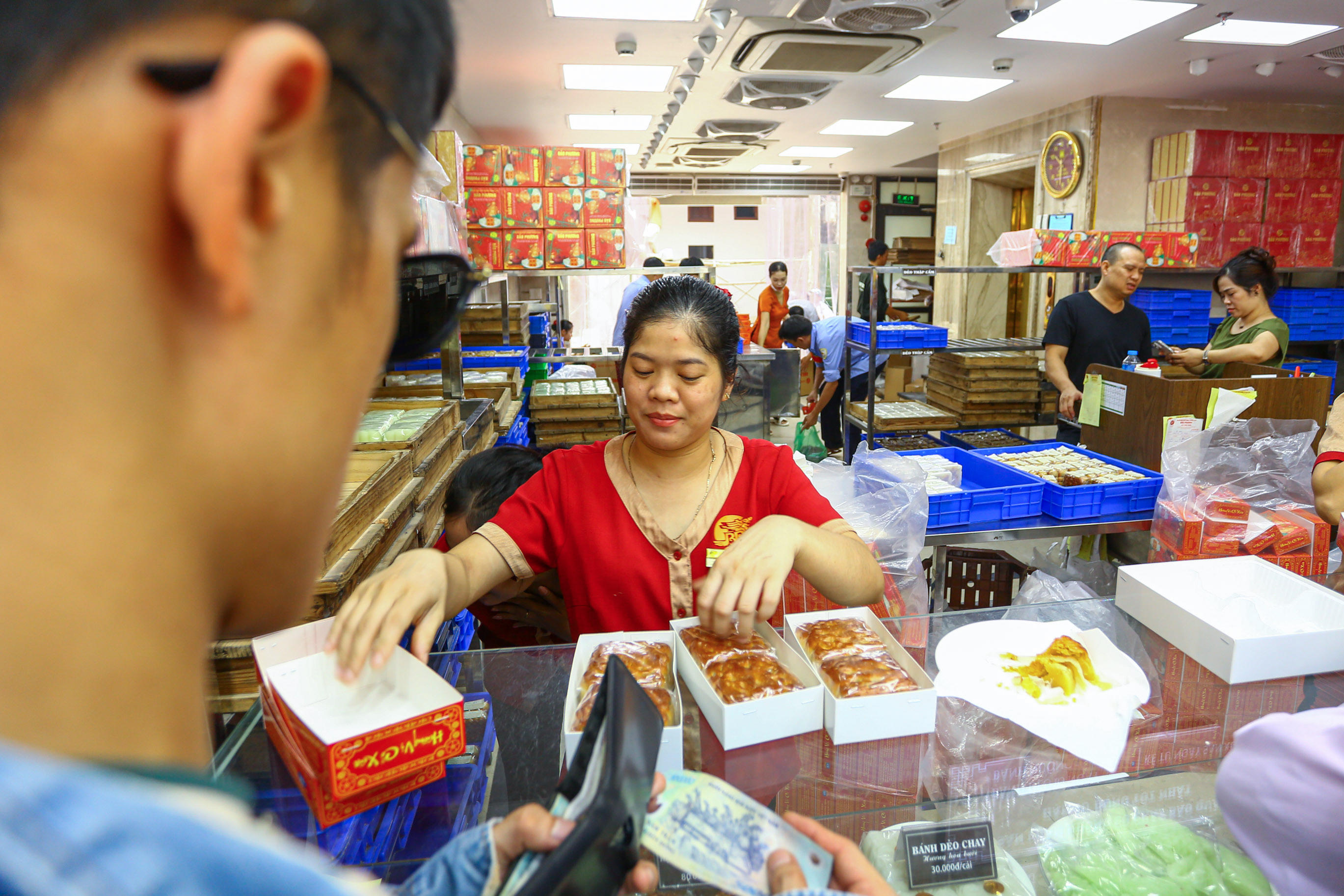 Bánh liên tục được chuyển từ xưởng sản xuất vào cửa hàng để phục vụ khách hàng.