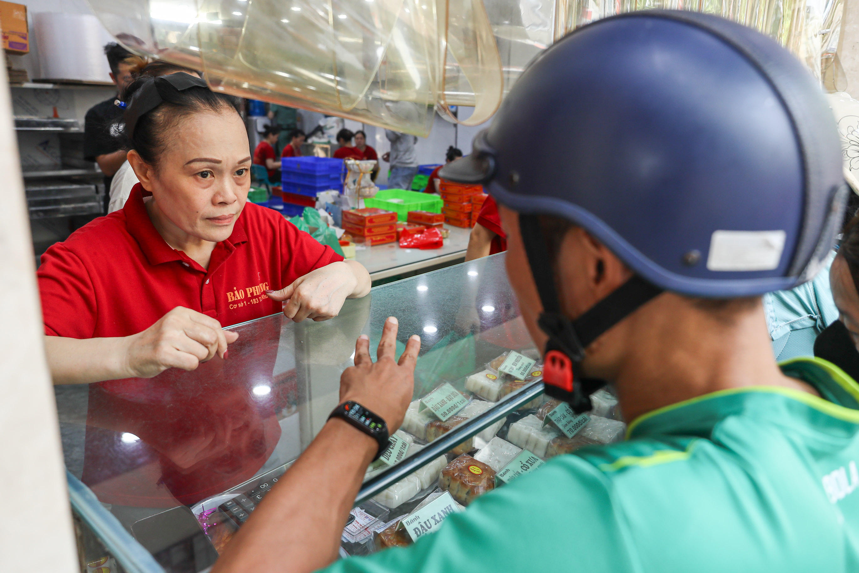 Anh Phạm Hải Đăng (chủ cửa hàng bánh Trung thu Bảo Phương) chia sẻ: "Thực tế năm nay cơ sở có phần chững hơn so với mọi năm, nhưng lượng khách quen vẫn ổn định nên sản xuất không bị ảnh hưởng. Khách mua sớm từ đầu tháng, đều đặn hơn thay vì chờ sát ngày. Do đặc thù bánh cổ truyền không dùng chất bảo quản, chỉ để được 3-5 ngày nên cơ sở làm đến đâu bán đến đó, không sản xuất trước".