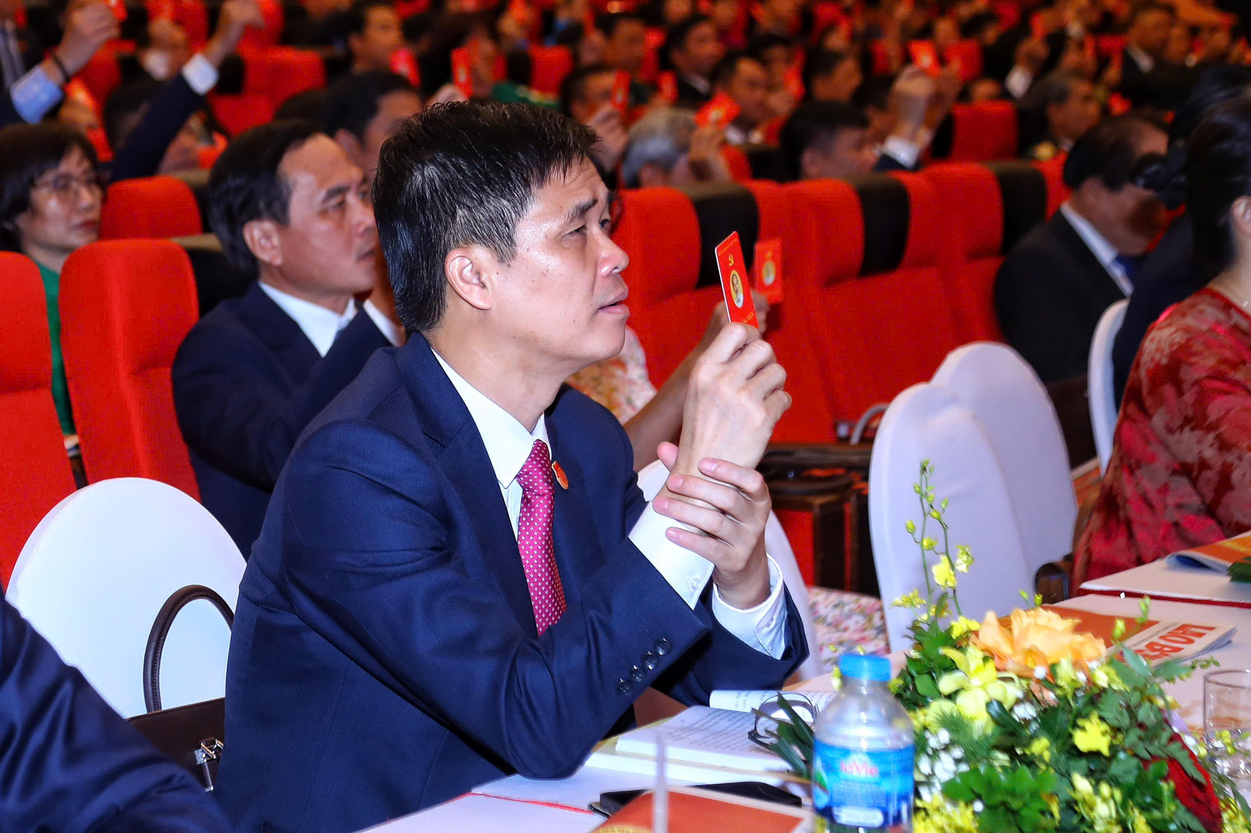 Đại biểu tiến hành biểu quyết tại Đại hội.
