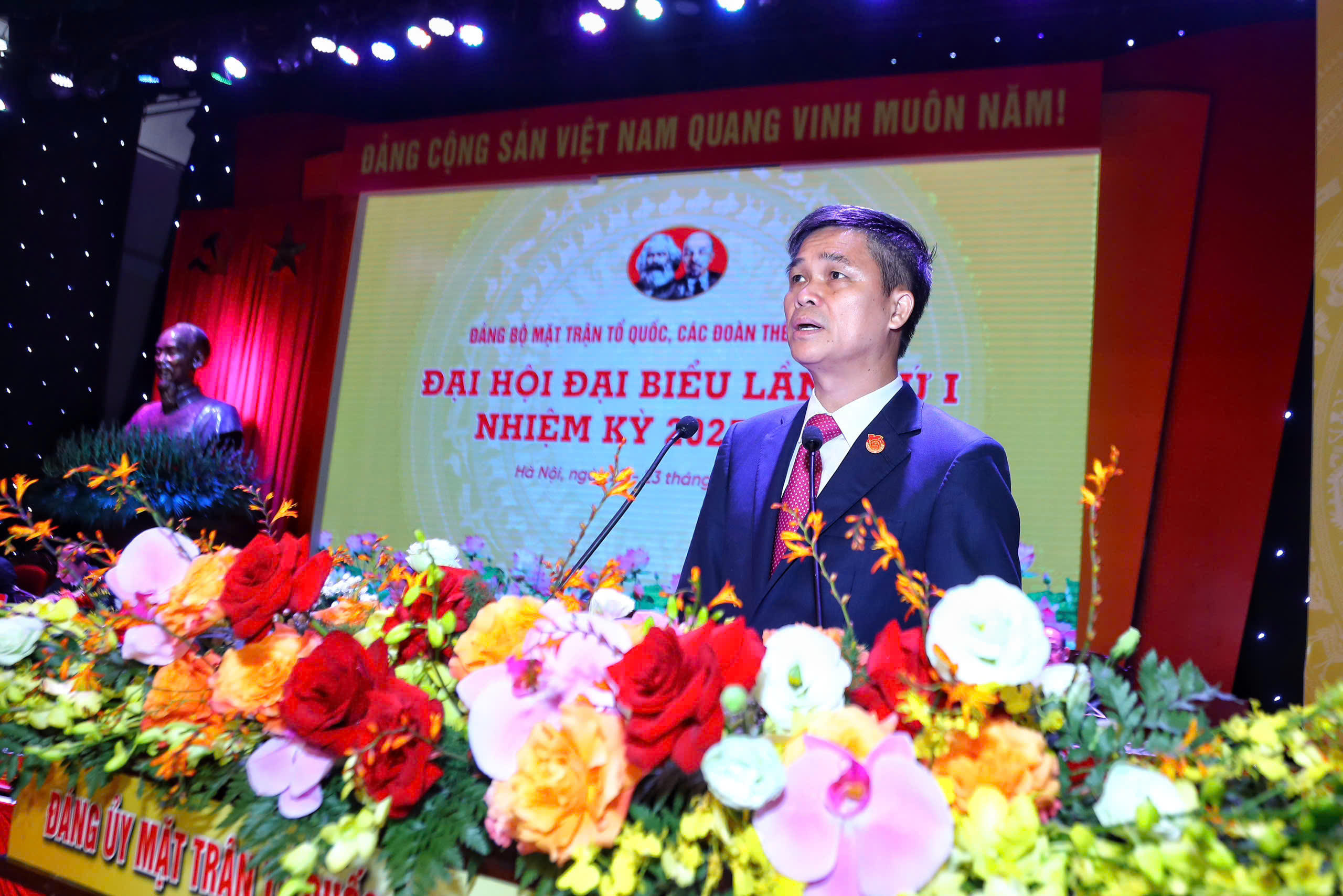 Đại diện Đảng bộ Tổng Liên đoàn Lao động Việt Nam tham luận tại Đại hội.