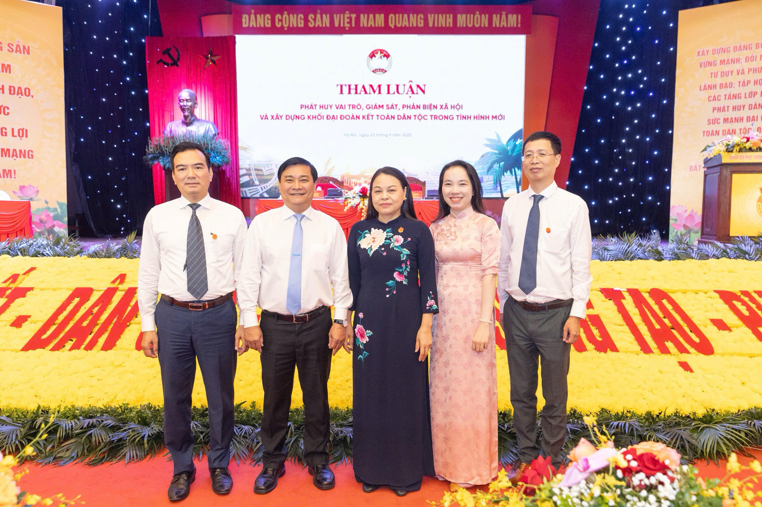 Đồng chí Nguyễn Thị Thu Hà, Uỷ viên Trung ương Đảng, Phó Bí thư Thường trực Đảng ủy MTTQ, các đoàn thể Trung ương, Phó Chủ tịch - Tổng Thư ký UBTƯ MTTQ Việt Nam cùng các đại biểu dự Đại hội.