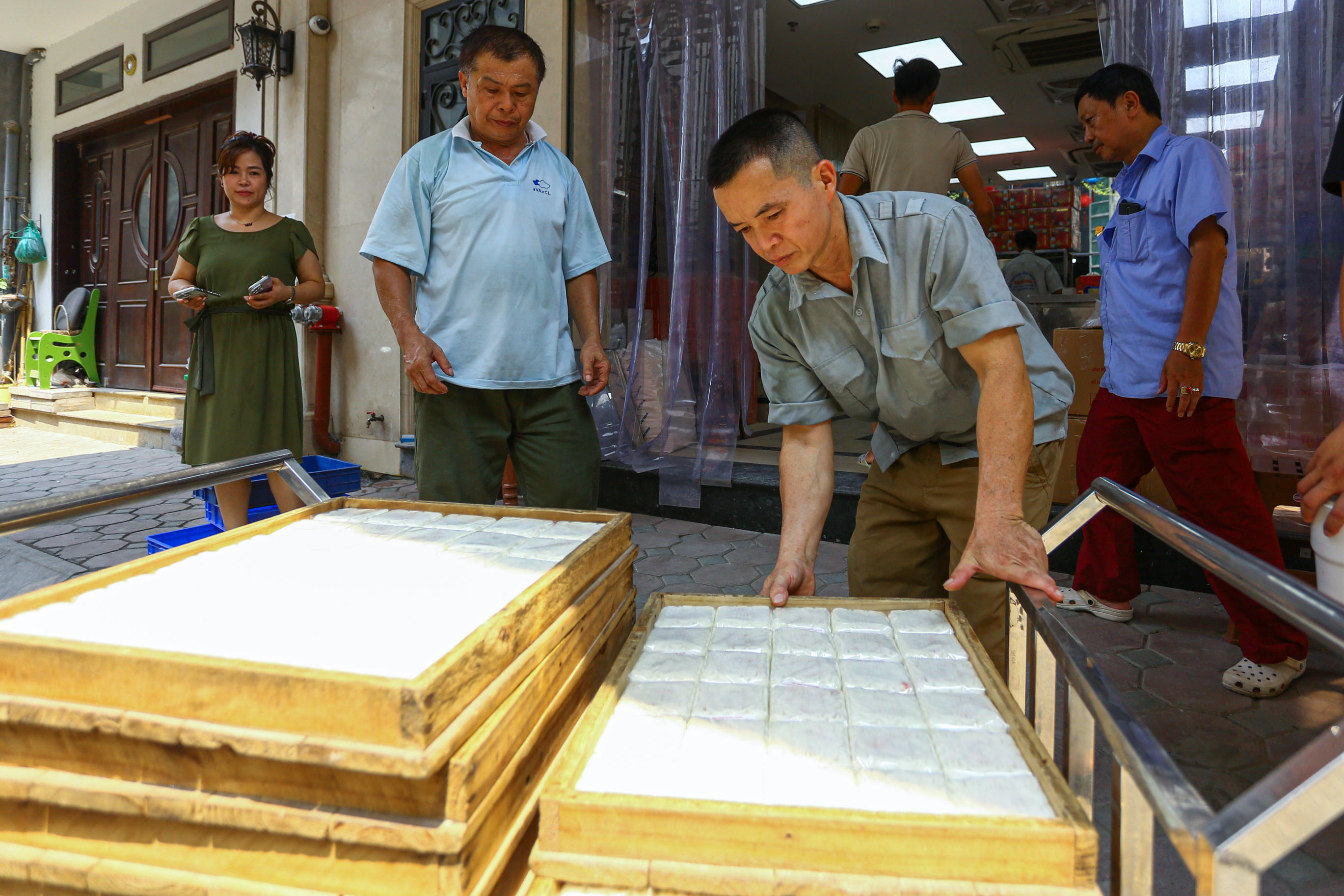 Loại bánh được mọi người chọn mua nhiều nhất ở đây thường là bánh nướng và bánh dẻo nhân thập cẩm truyền thống.