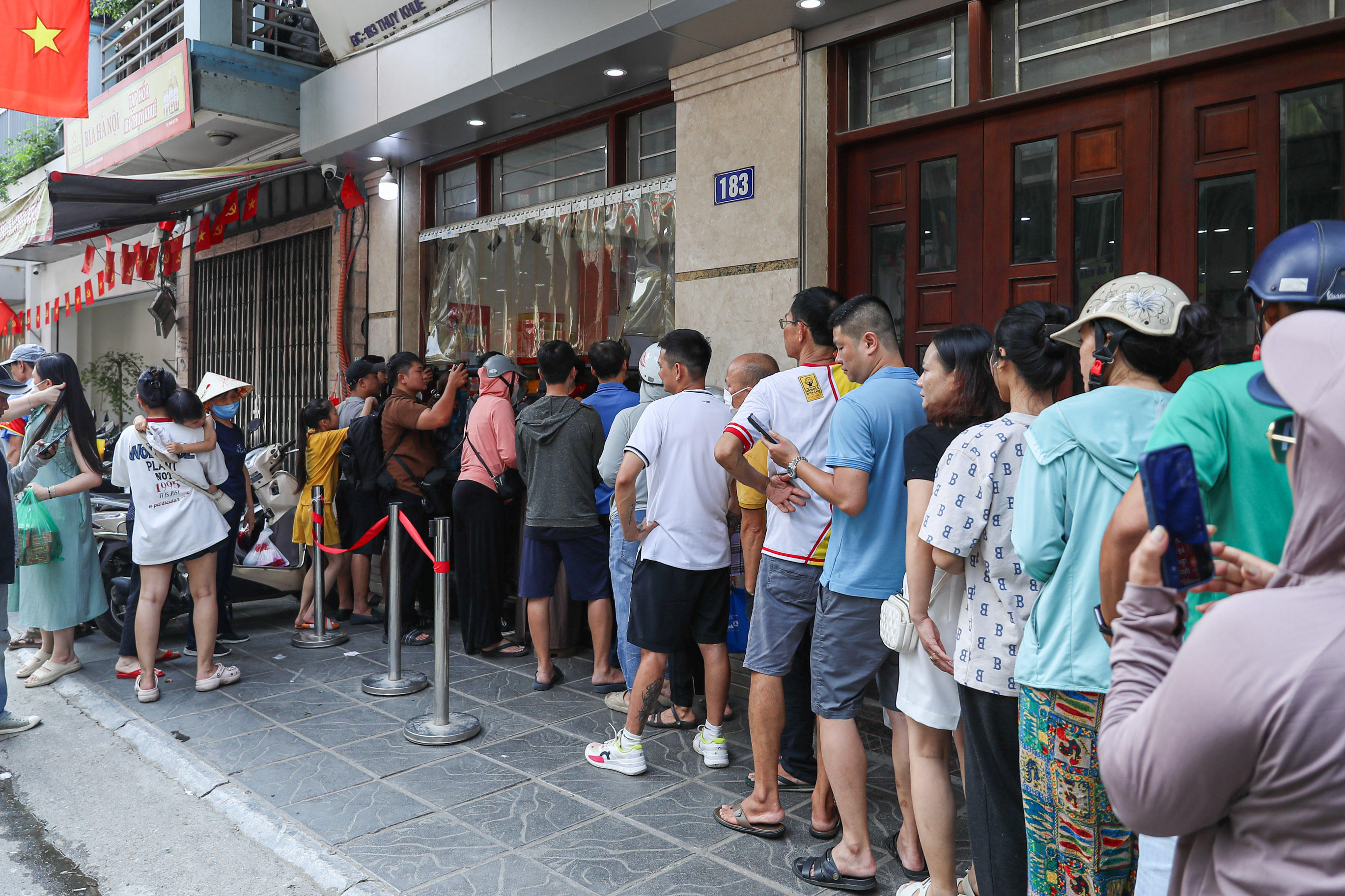 Theo ghi nhận của PV Báo Đại đoàn kết, tại phố Thụy Khuê (Hà Nội), những ngày này ngay từ sáng sớm người dân đã đến xếp hàng chờ mua bánh Trung thu truyền thống.