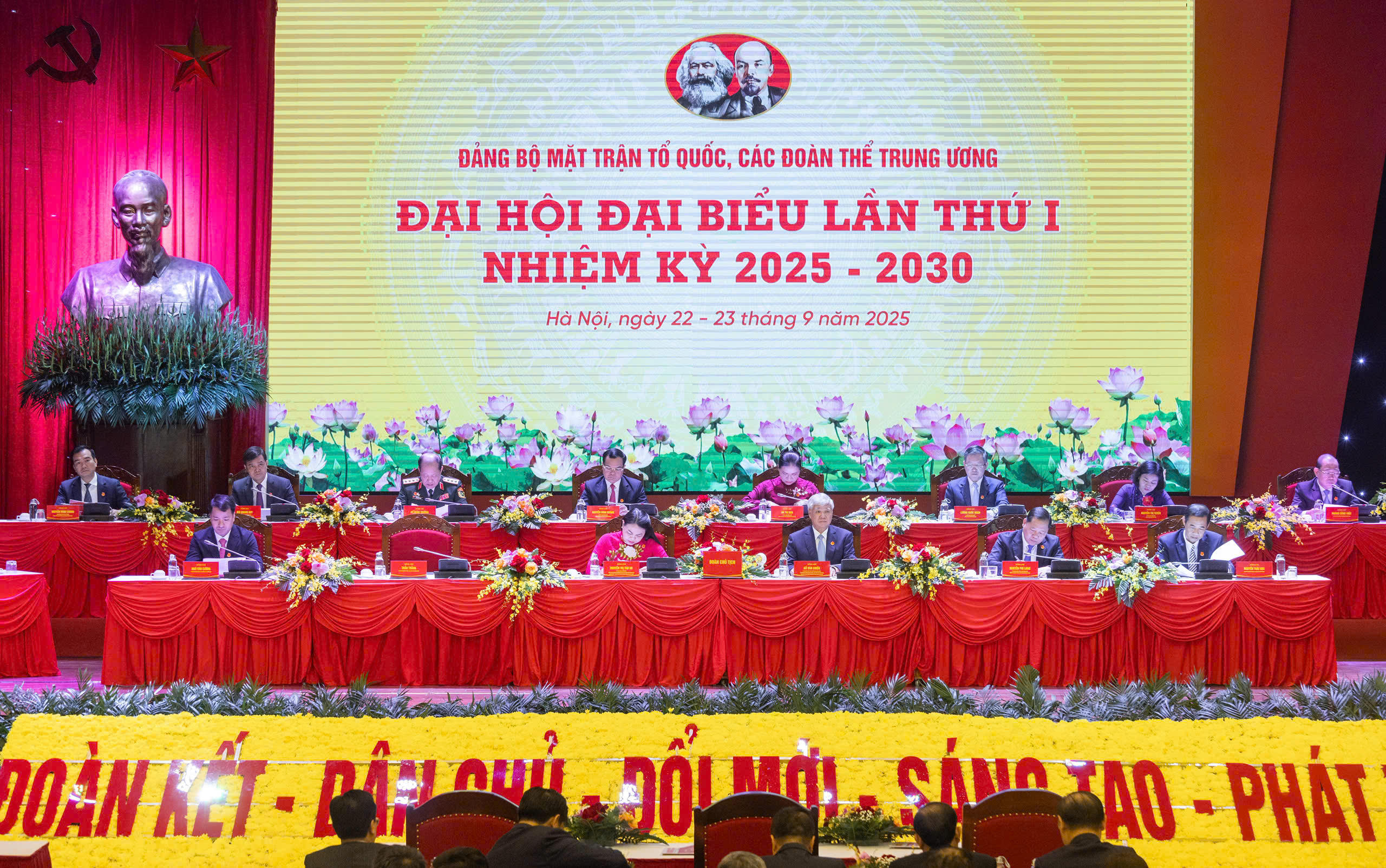 Đoàn Chủ tịch điều hành Đại hội. 