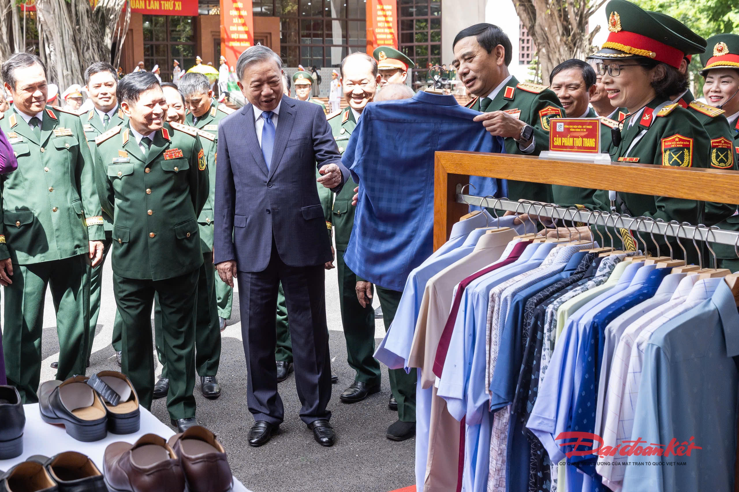     Tổng Bí thư Tô Lâm thăm các gian trưng bày sản phẩm do Quân đội nhân dân Việt Nam sản xuất. Ảnh: Quang Vinh.  