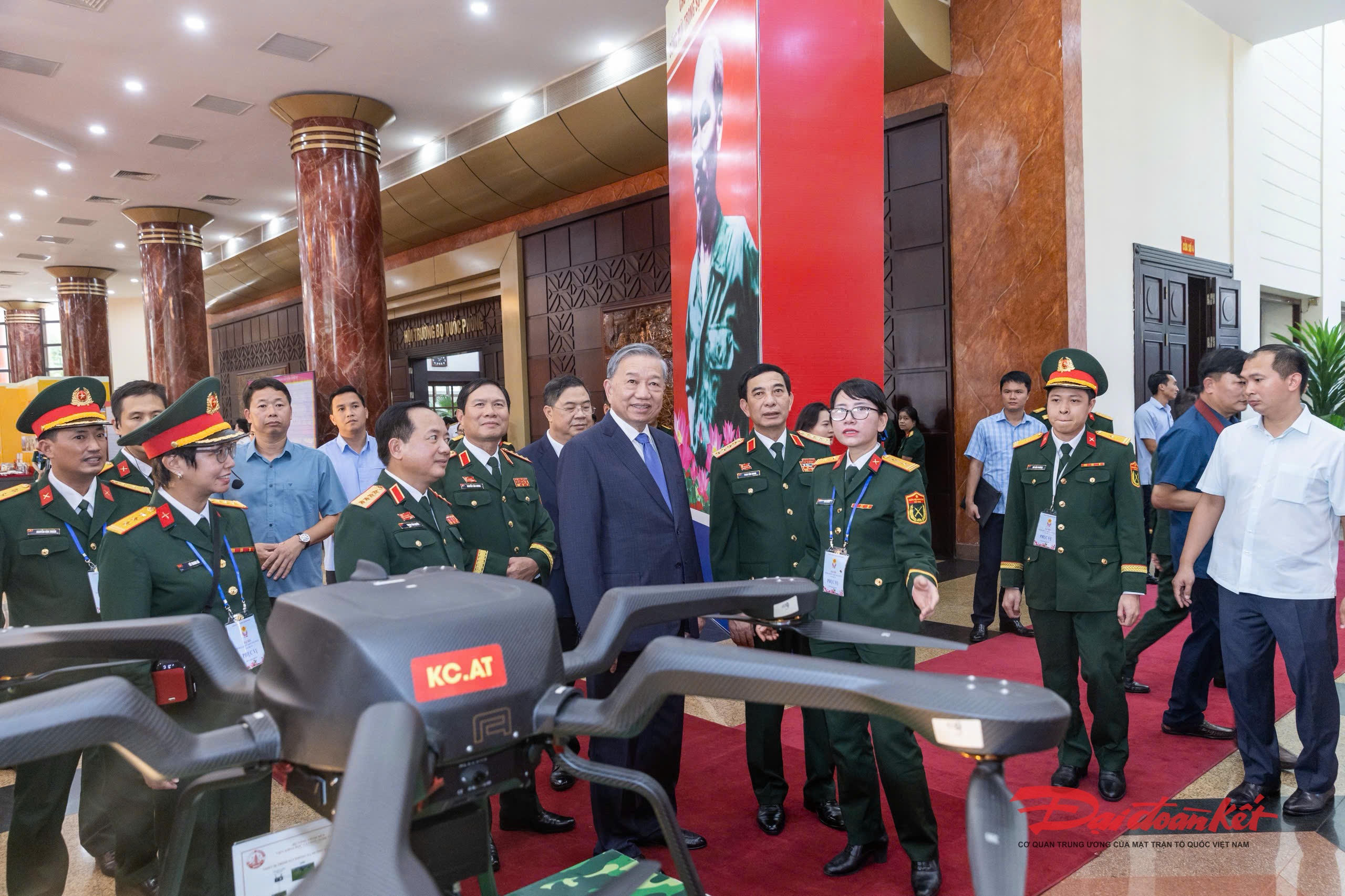   Tổng Bí thư Tô Lâm thăm các gian trưng bày sản phẩm do Quân đội nhân dân Việt Nam sản xuất. Ảnh: Quang Vinh.  