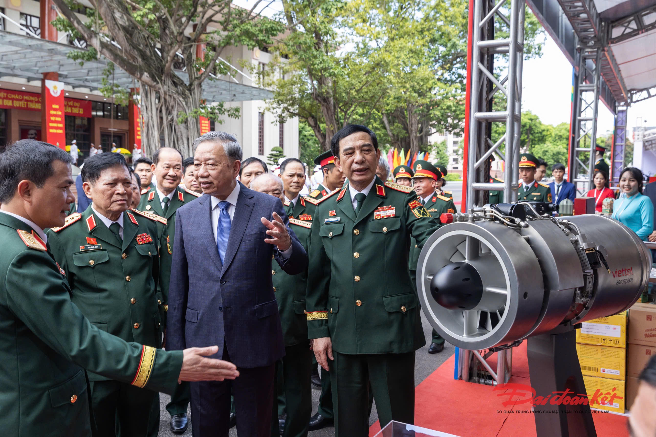   Tổng Bí thư Tô Lâm thăm các gian trưng bày sản phẩm do Quân đội nhân dân Việt Nam sản xuất. Ảnh: Quang Vinh.    