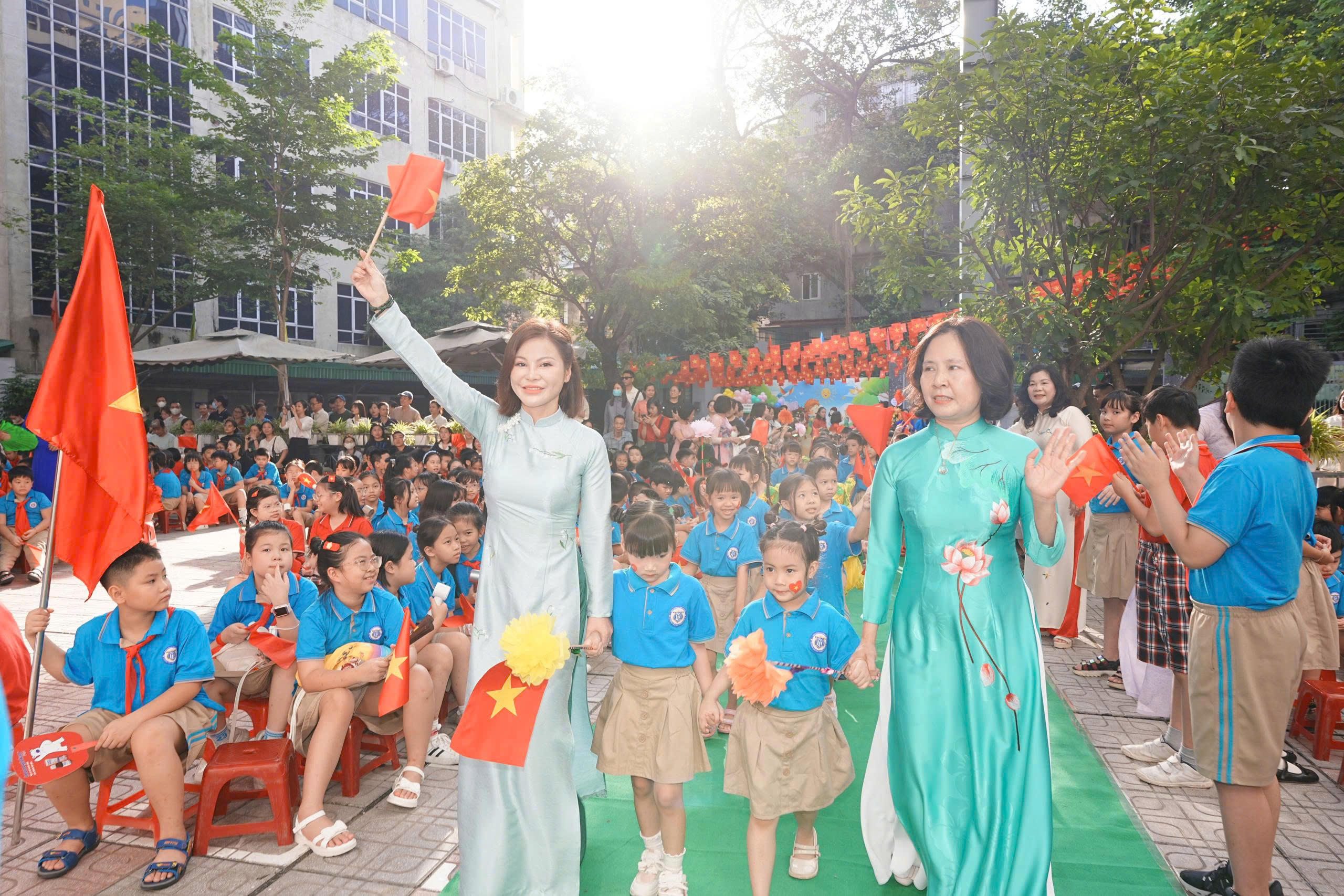 Giáo viên dạy thêm giờ được trả lương không quá 200 tiết/năm học