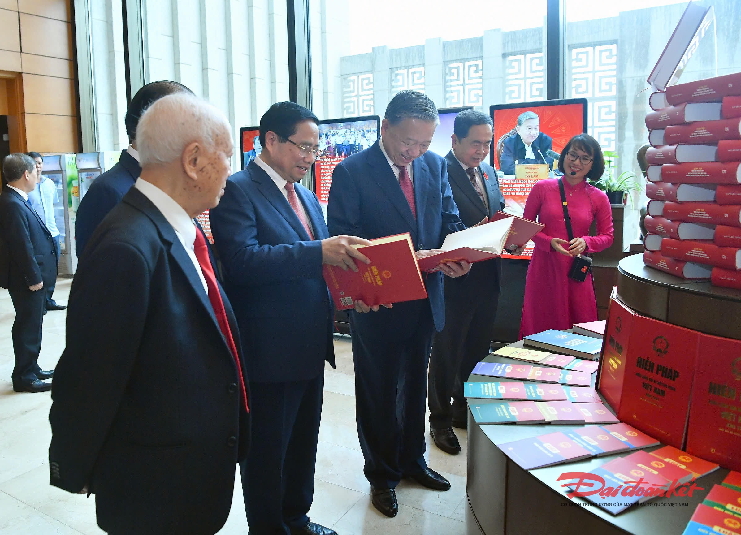   Tổng Bí thư Tô Lâm, Chủ tịch Quốc hội Trần Thanh Mẫn, Thủ tướng Chính phủ Phạm Minh Chính tham quan triển lãm. Ảnh: Quang Vinh.  