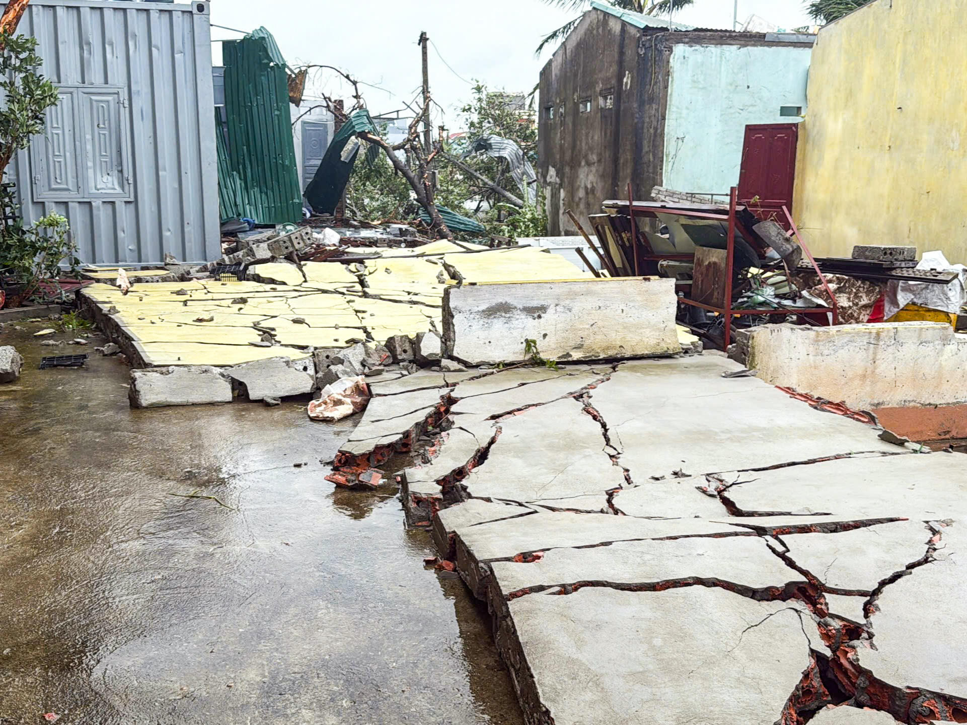 Không chỉ làm ảnh hưởng đến người dân, lốc xoáy làm gãy, đổ nhiều cột điện, nhiều đường dây điện bị đứt, ảnh hưởng đến việc cung cấp điện trên địa bàn 2 xã Hoằng Giang và Hoằng Phú. Ảnh: Đình Minh.