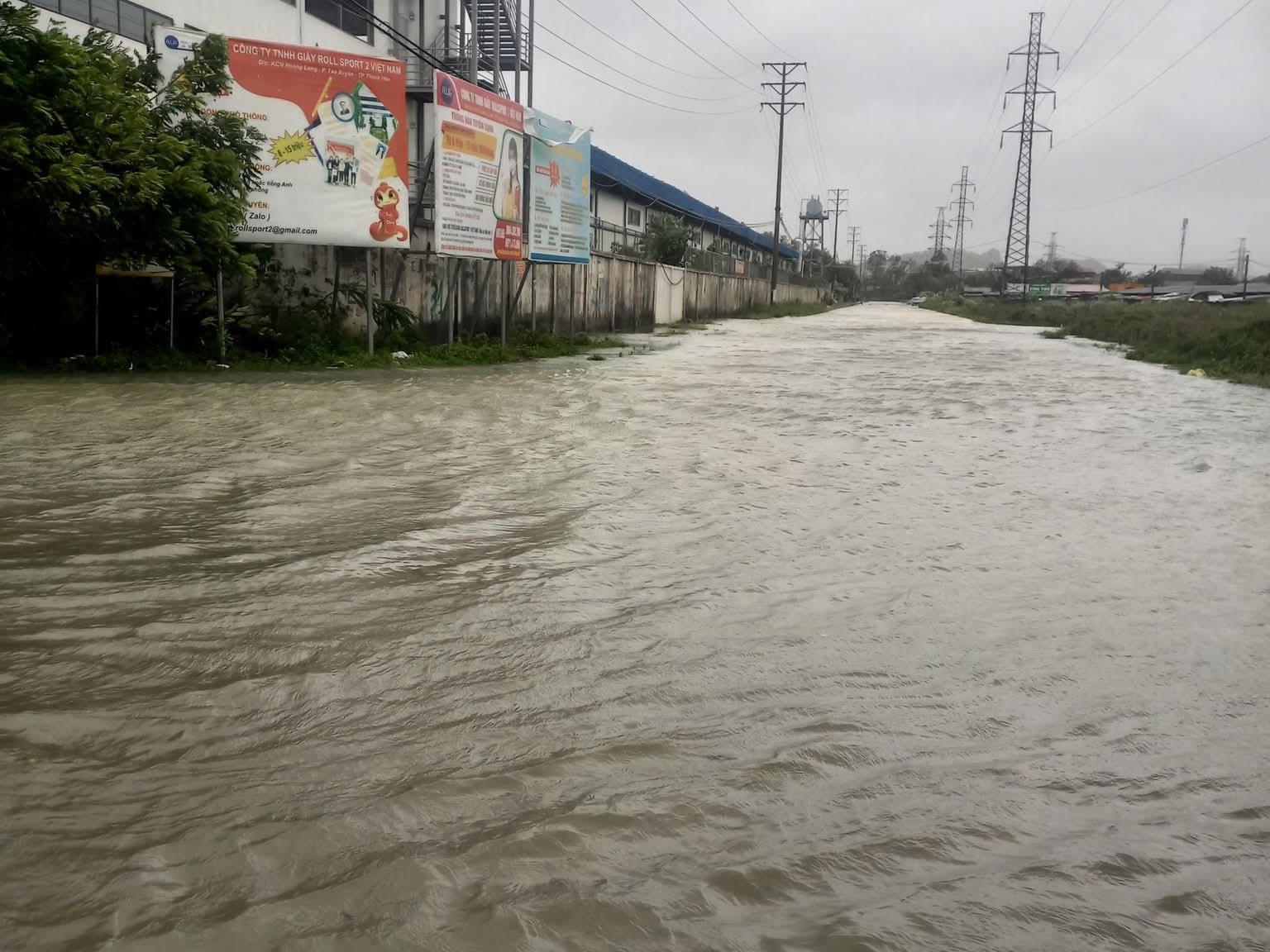 Các tuyến đường gần khu công nghiệp Hoàng Long bị ngập sâu. Ảnh: Tiến Tuấn