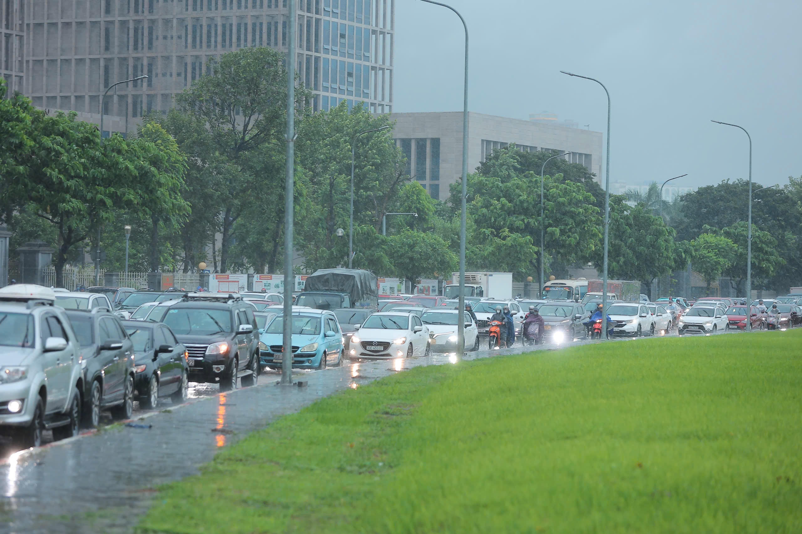 Người dân Hà Nội chật vật di chuyển trong mưa lớn do bão Bualoi
