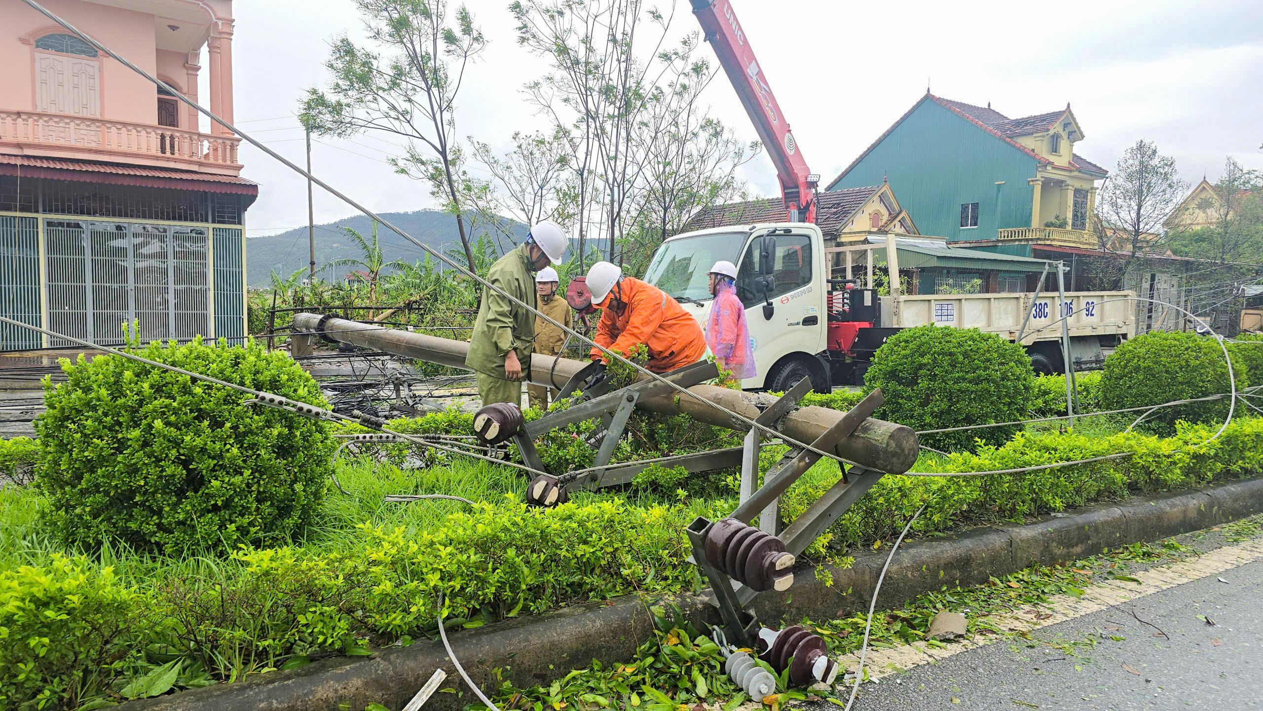 Lực lượng chức năng và cán bộ ngành điện nhanh chóng có mặt kiểm tra và xử lý. Ảnh: Cẩm Kỳ.