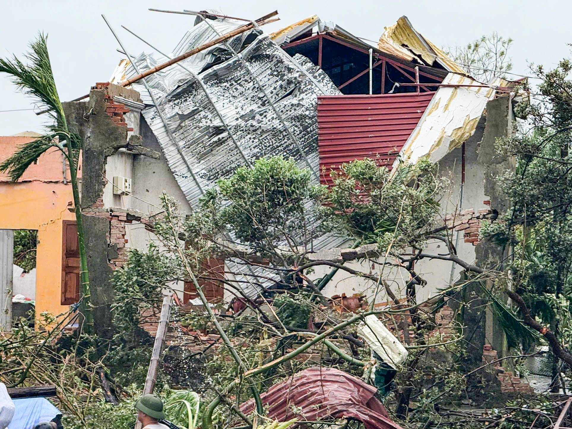 Theo UBND xã Hoằng Phú, trận lốc xoáy rạng sáng 29/9 đã khiến hàng chục nhà dân bị tốc mái, đổ sập, trong đó, bị ảnh hưởng nặng nhất là ở thôn Hảo Nam, Phú Thượng. Nghiêm trọng hơn, còn có một người bị thiệt mạng do bị mái nhà đổ sập xuống. Ảnh: Đình Minh  