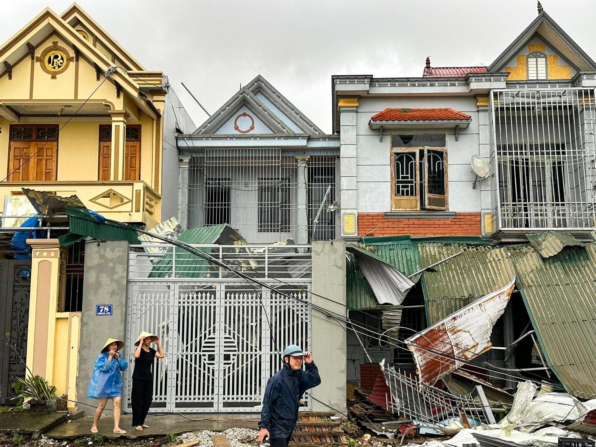Lãnh đạo UBND xã Hoằng Phú và Hoằng Giang cho biết, 2 địa phương  đang khẩn trương tập trung lực lượng để hỗ trợ người dân khắc phục hậu quả và thống kê chi tiết thiệt hại để có biện pháp hỗ trợ kịp thời cho người dân. Ảnh: Khánh Trình.