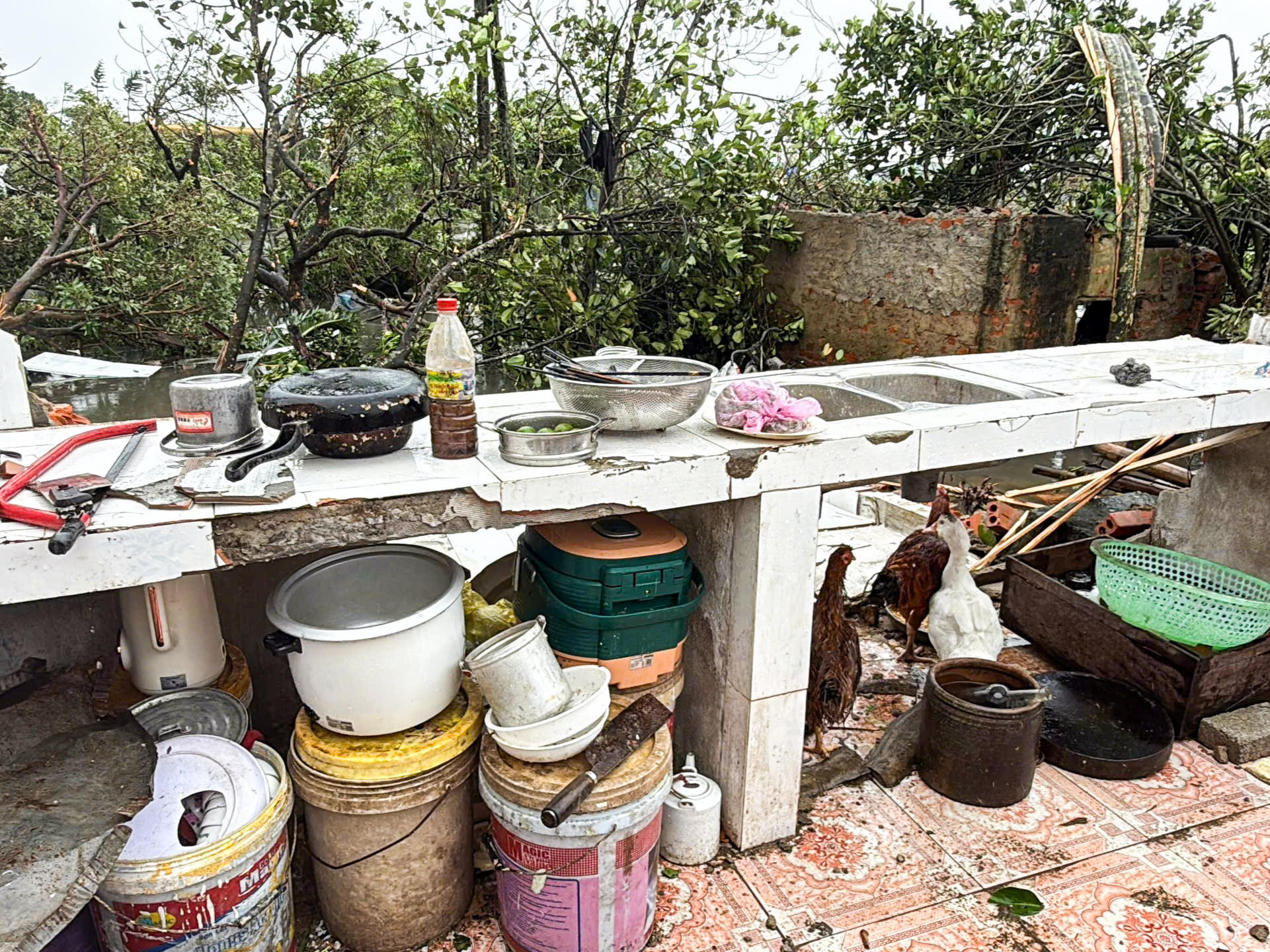 Gian bếp của một ngôi nhà ở xã Hoằng Phú bị tốc mái, còn trơ trọi lại bàn bếp và dụng cụ. Ảnh: Đình Minh.