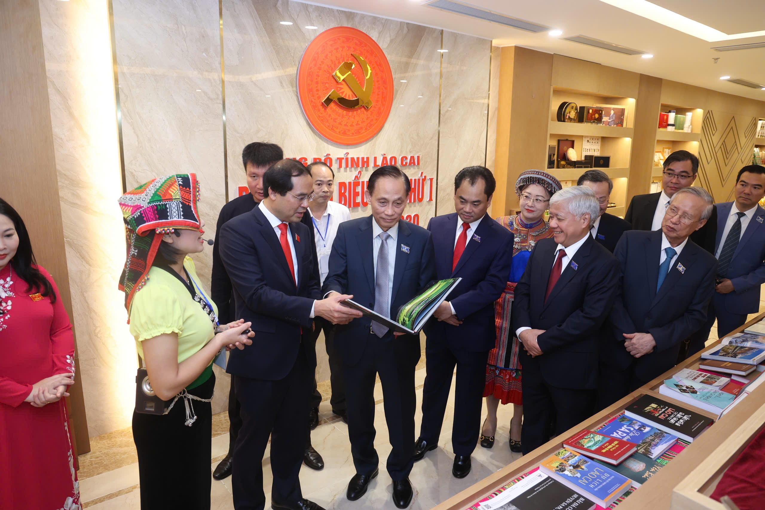 Lãnh đạo tỉnh Lào Cai giới thiệu hình ảnh, con người tỉnh Lào Cai cho các đại biểu. Ảnh: Ngô Hùng.