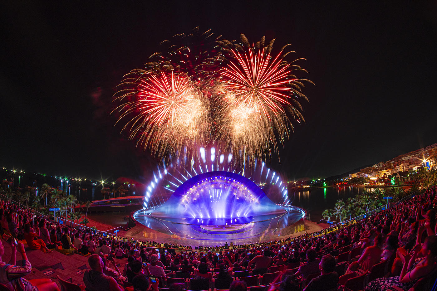 Điểm nổi bật ở Phú Quốc mà ngay cả các điểm đến du lịch hàng đầu trên thế giới chưa làm được là đảo ngọc sẽ “thết đãi” du khách đại tiệc pháo hoa hàng đêm. Ảnh Nguyễn Minh.