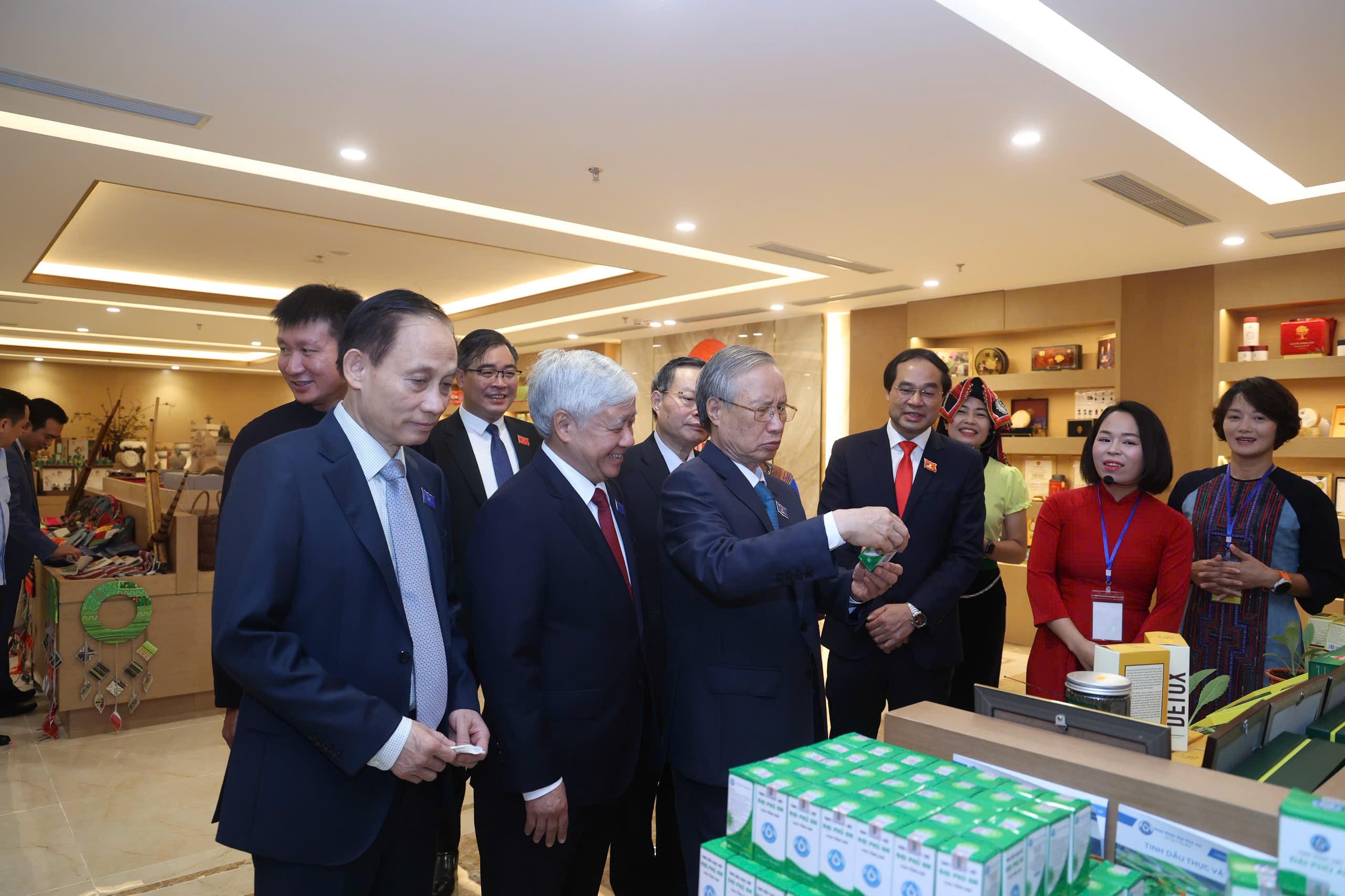 Chủ tịch Đỗ Văn Chiến cùng các đại biểu tham quan gian hàng các sản phẩm đặc trưng của Lào Cai. Ảnh: Ngô Hùng.