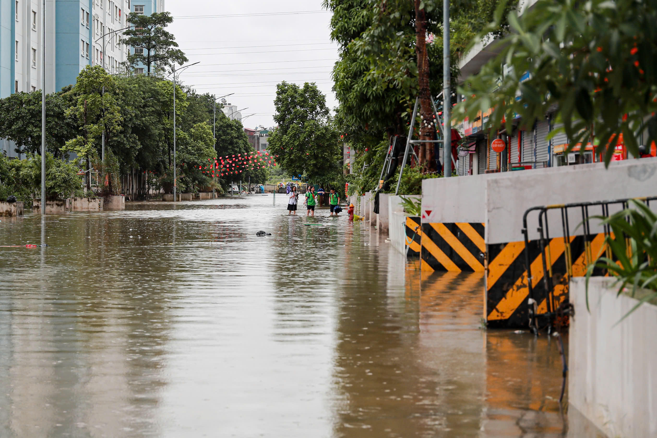 Theo Trung tâm Dự báo Khí tượng Thủy văn Quốc gia, ngày và đêm 29/9, Hà Nội nhiều mây, mưa vừa đến mưa to, cục bộ có nơi mưa rất to. Gió đông bắc cấp 3; trong mưa dông có khả năng xảy ra lốc, sét và gió giật mạnh.