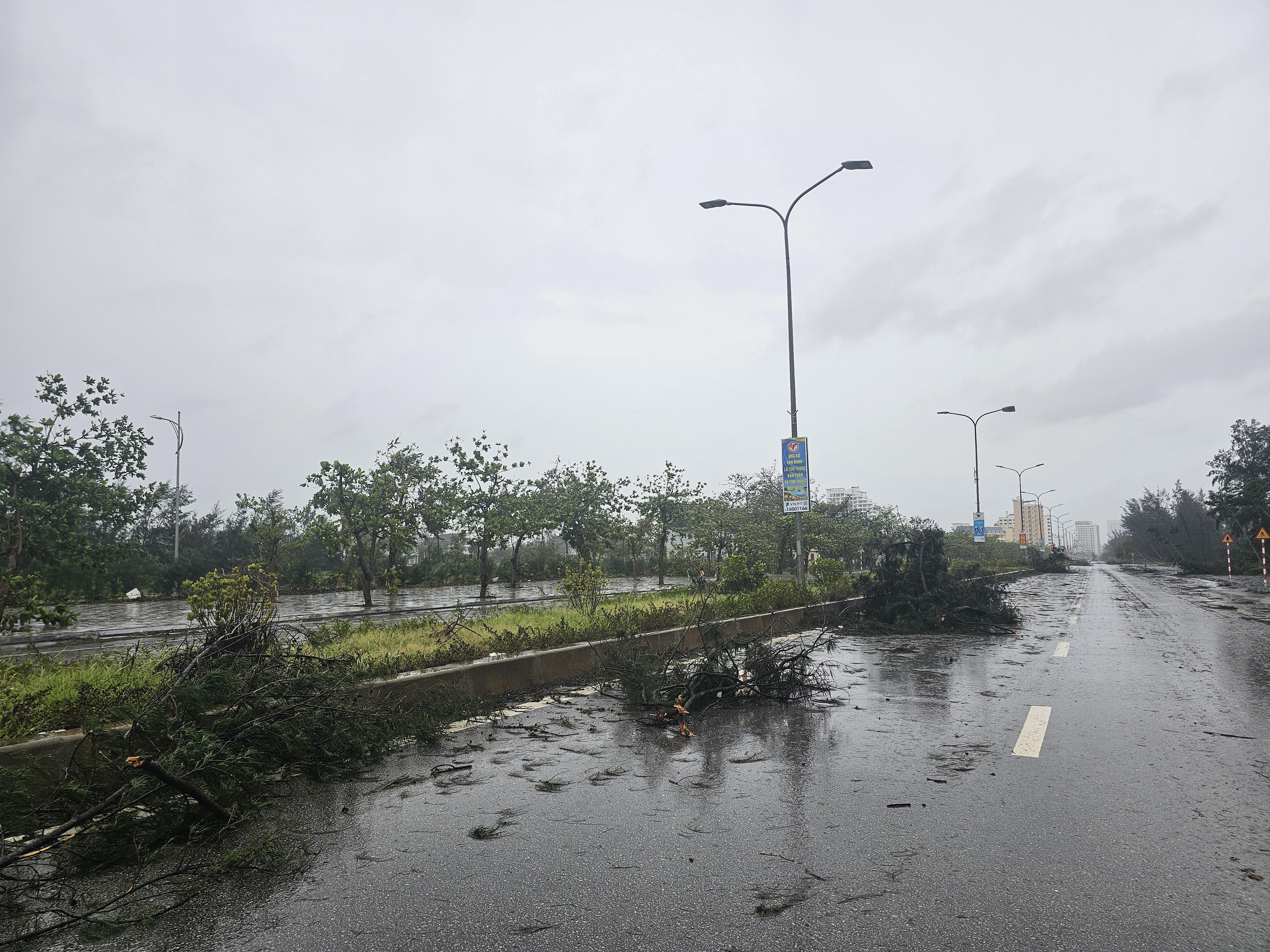 Vùng biển Cửa Lò là một trong những điểm đầu tiên của tỉnh chịu ảnh hưởng bão số 10 khi đi vào đất liền Nghệ An. Từ đêm 28/9 đến sáng 29/9, bão số 10 với sức gió giật trên cấp 12 đã gây thiệt hại nặng nề. Ảnh: Quốc Thanh.
