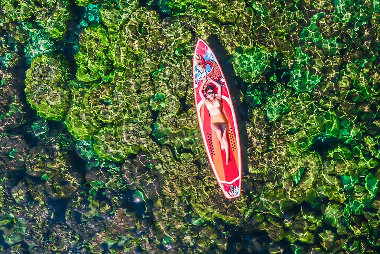 Khách du lịch vui chơi giải trí, chụp ảnh lưu niệm tại các đảo nhỏ của Phú Quốc. Ảnh Nguyễn Minh.