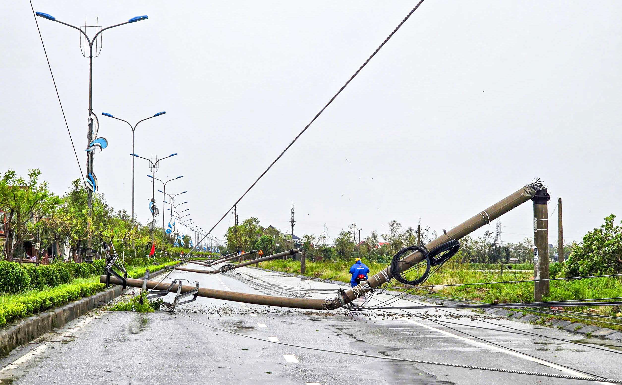 Cột điện gãy la liệt chắn ngang đường ở Hà Tĩnh. Ảnh: Cẩm Kỳ.