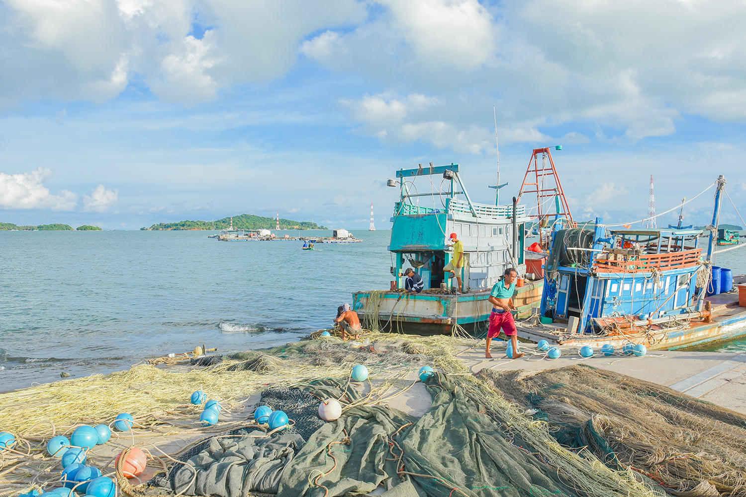 Trung tâm của quần đảo là xã đảo Tiên Hải, nơi đây nằm khá gần với một số đảo của nước bạn Campuchia. Đời sống người dân trên đảo nhờ vào đánh bắt, nuôi trồng hải sản và dịch vụ du lịch. Ảnh Nguyễn Minh.