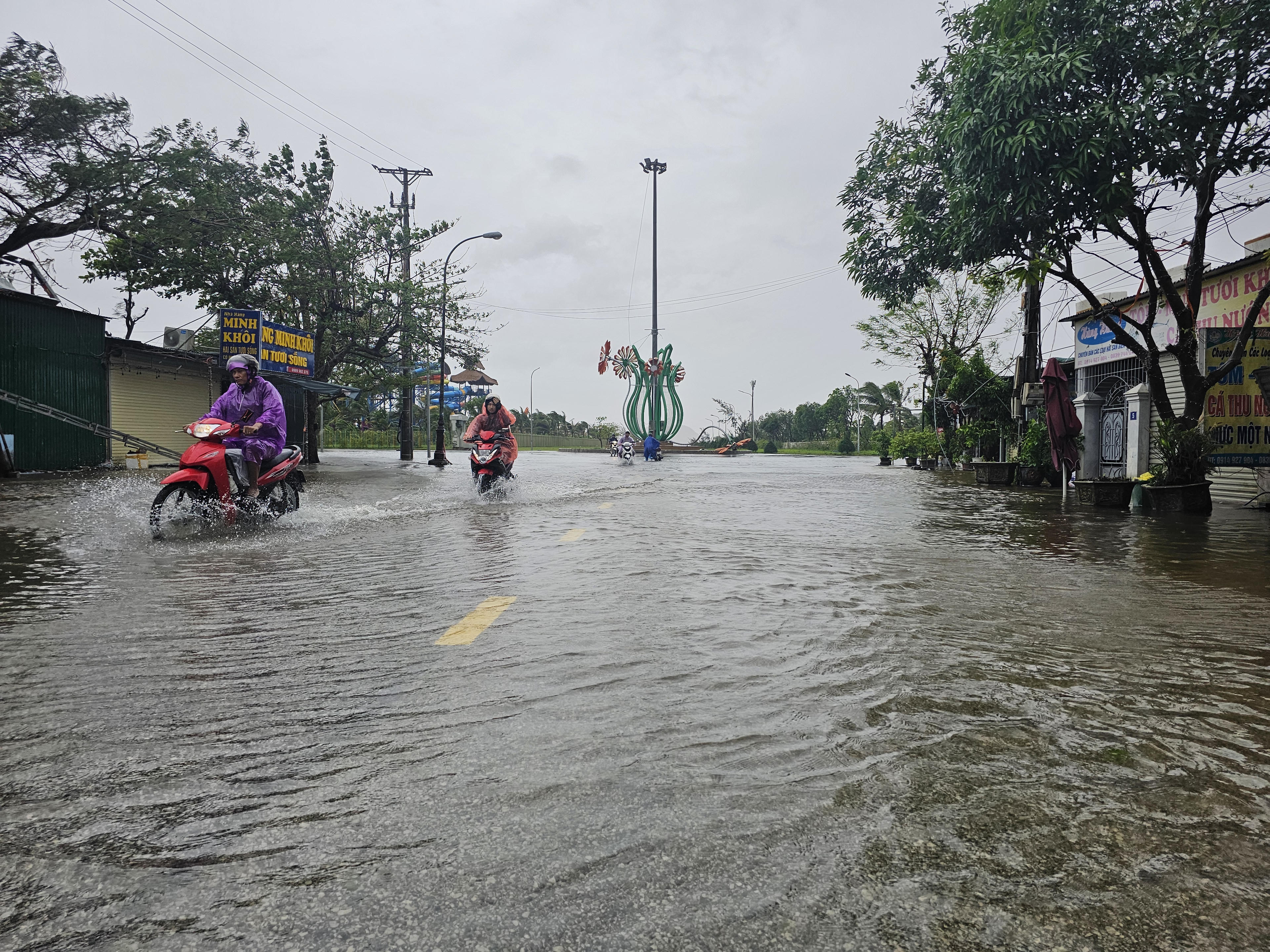 Bão khiến nhiều hộ dân tại phường Cửa Lò bị tốc mái nhà, cây cối, cột điện gãy đổ, đặc biệt, thuỷ triều lên cao gây nên tình trạng ngập úng cục bộ  trong khu dân cư. Ảnh: Quốc Thanh.