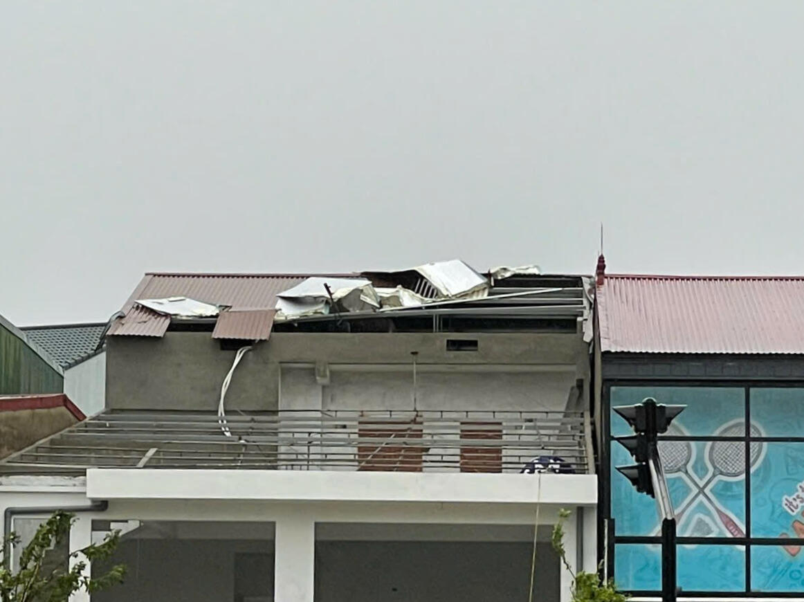 Nhiều nhà dân bị tốc mái. Ảnh: Quốc Thanh