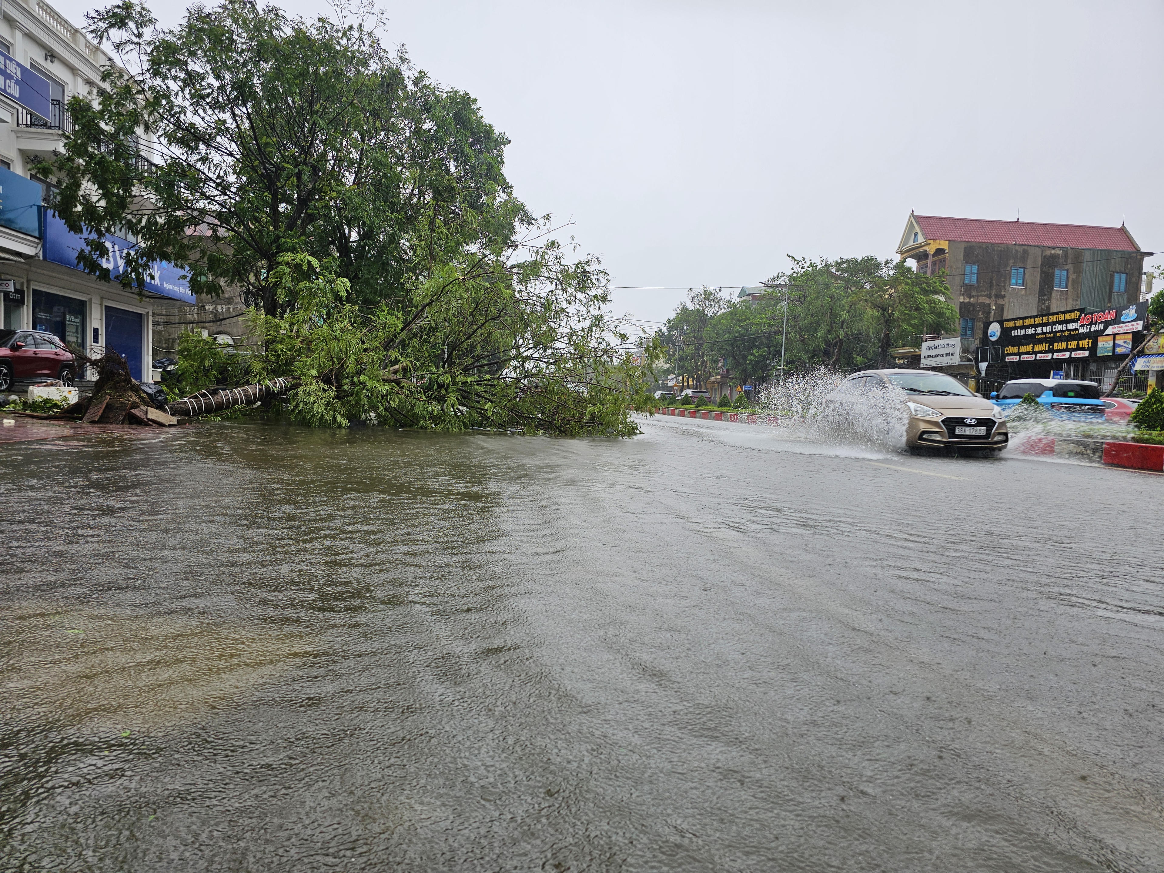 Rạng sáng 29/9, bão số 10 với sức gió giật cấp 12 - 13, đã trực tiếp đổ bộ vào Nghệ An. Chỉ trong vài giờ, cơn bão đã gây mưa lớn trên diện rộng, tàn phá nhiều khu vực, để lại cảnh tan hoang và những thiệt hại nặng nề, nhiều tuyến phố ngổn ngang, cây cối gãy đổ, nhà cửa tốc mái. Ảnh: Quốc Thanh