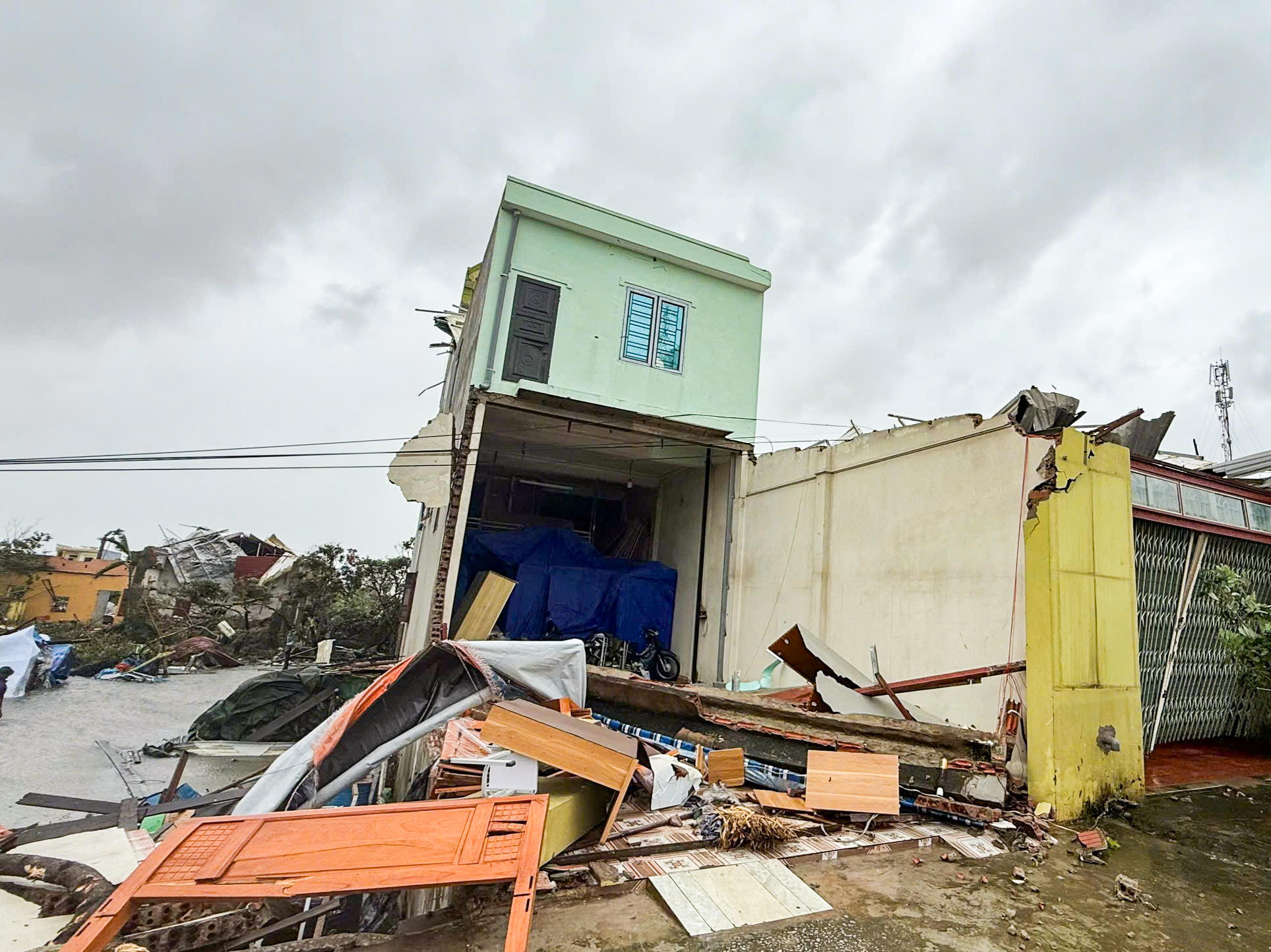 Sáng 29/9, tại khu vực xã Hoằng Phú và Hoằng Giang (tỉnh Thanh Hóa) đã xuất hiện một trận lốc xoáy, khiến hàng chục ngôi nhà bị thiệt hại nặng. Ảnh: Đình Minh.