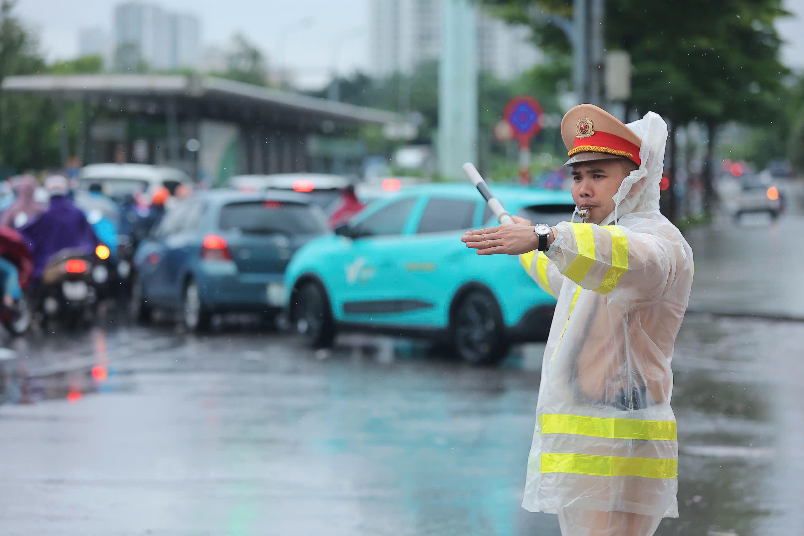 Tại tuyến đường Tố Hữu, lực lượng chức năng 'căng mình' phân luồng phương tiện do mưa lớn lúc 7h sáng.