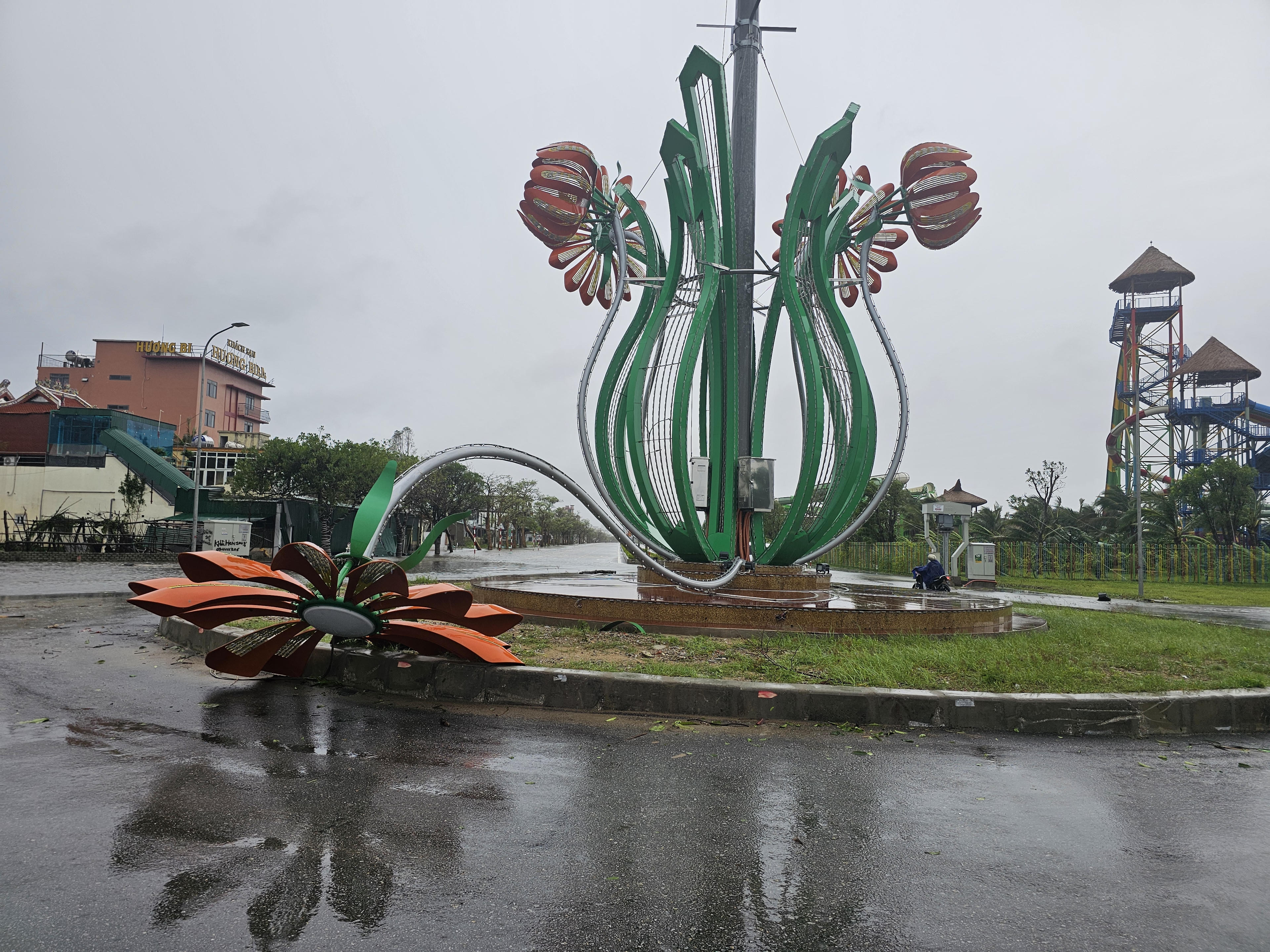 Gió bão khiến họa tiết trang trí tại vòng xuyến đường Phạm Nguyễn Du giao Bình Minh đổ sụp. Ảnh: Quốc Thanh.