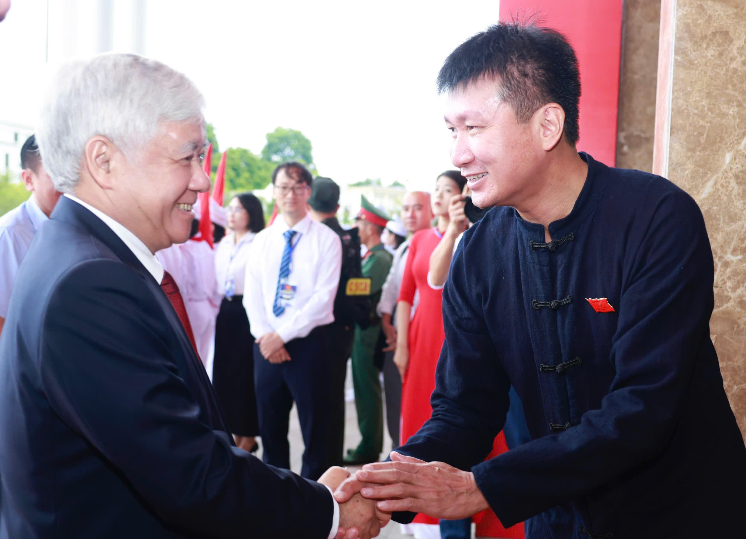 Lãnh đạo tỉnh Lào Cai đón Chủ tịch Đỗ Văn Chiến tại Đại hội. Ảnh: Ngô Hùng.