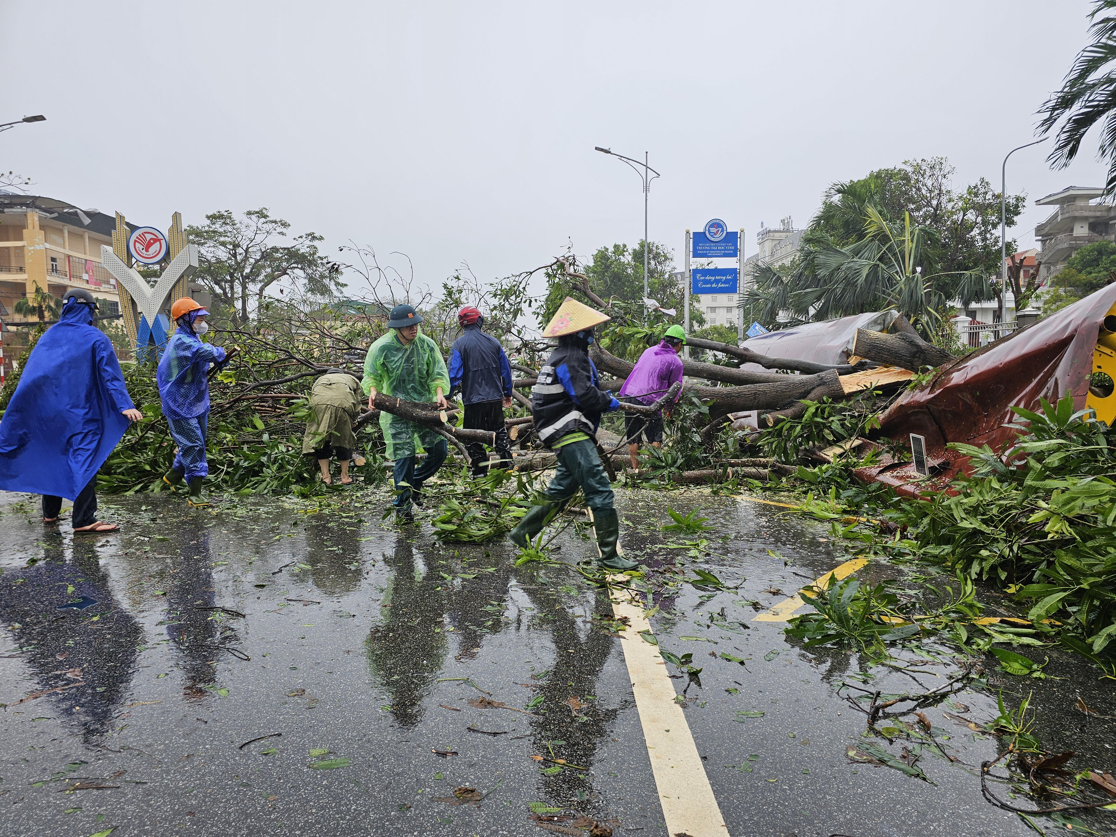 Người của Công ty Cổ phần Môi trường và Công trình đô thị Nghệ An nhanh chóng có mặt xử lý, khắc phục hậu quả do bão số 10 gây ra. Ảnh: Quốc Thanh