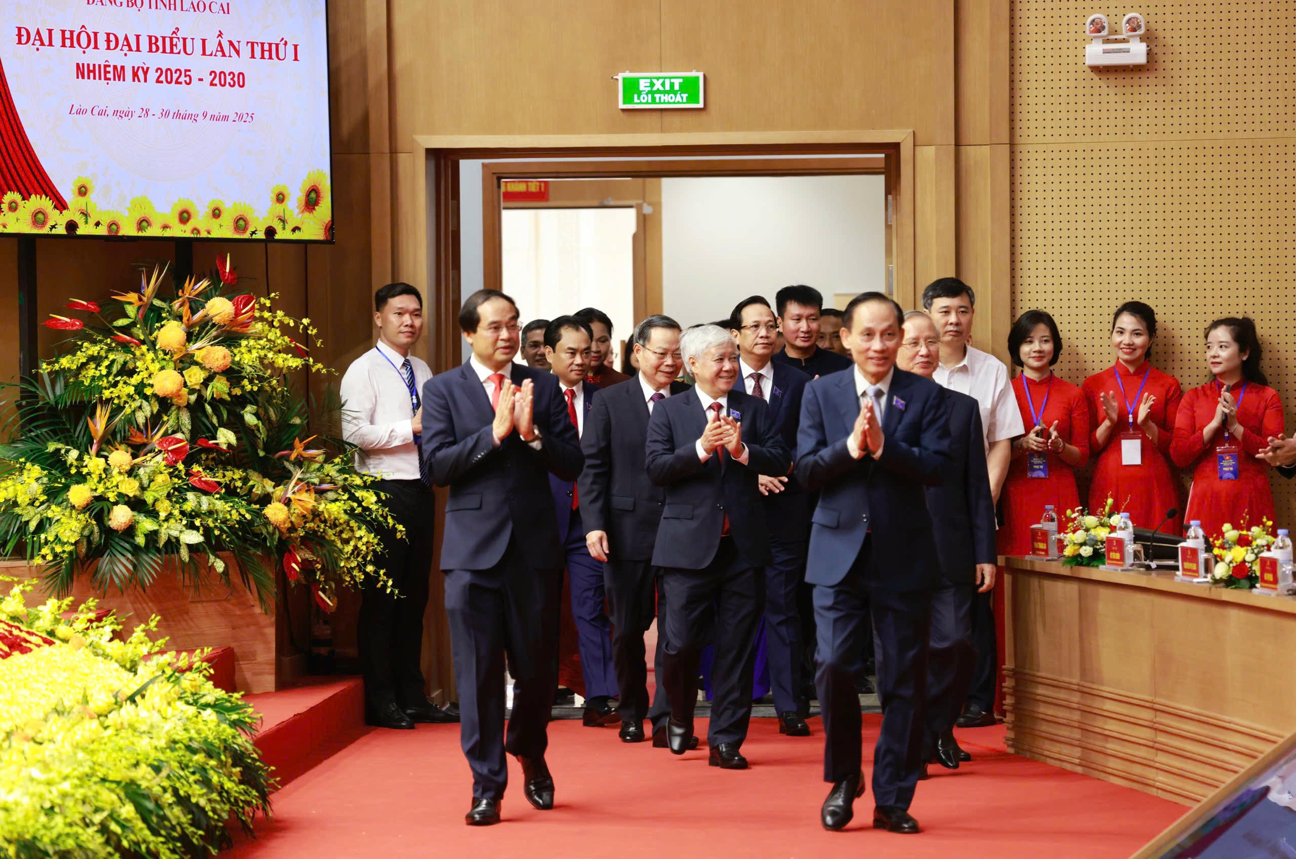 Ủy viên Bộ Chính trị, Bí
thư Trung ương Đảng, Bí thư Đảng ủy MTTQ, các đoàn thể Trung ương, Chủ tịch Ủy
ban Trung ương MTTQ Việt Nam Đỗ Văn Chiến cùng Bí thư Trung ương Đảng,
quyền Bộ trưởng Bộ Ngoại giao Lê Hoài Trung và các đại biểu bước vào Đại hội. Ảnh: Ngô Hùng.