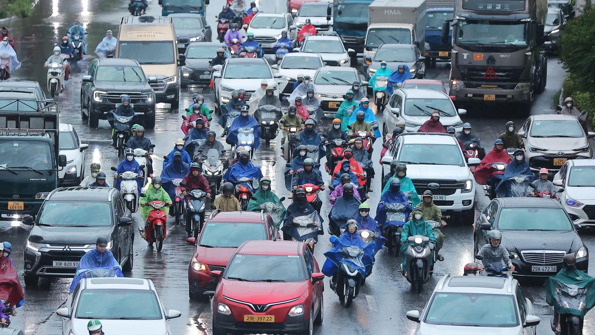 Do mưa lớn, các phương tiện di chuyển theo kiểu hỗn loạn.