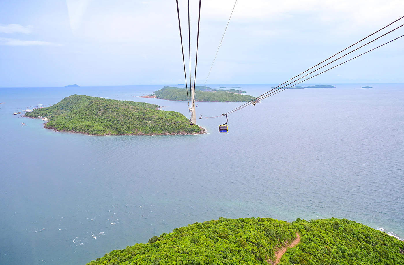 Phú Quốc có hàng loạt dự án du lịch đẳng cấp đầu tư tạo nên diện mạo hoàn toàn mới, trong đó nổi bật như cáp treo 3 dây vượt biển dài nhất thế giới. Ảnh Nguyễn Minh.