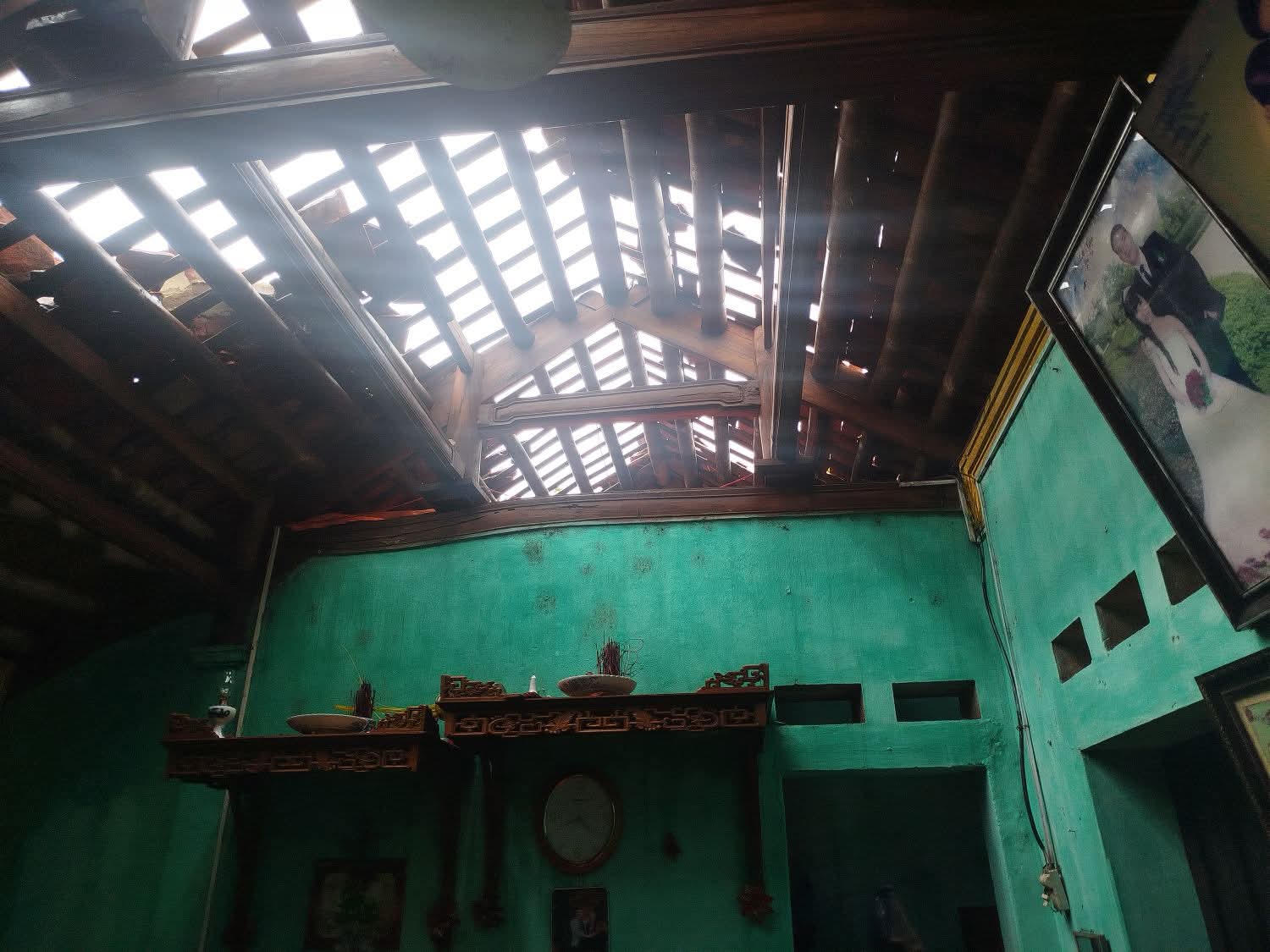 Bên trong một căn nhà cấp 4 ở xã Hoằng Giang, đã bị tốc mái. Ảnh: Khánh Trình.