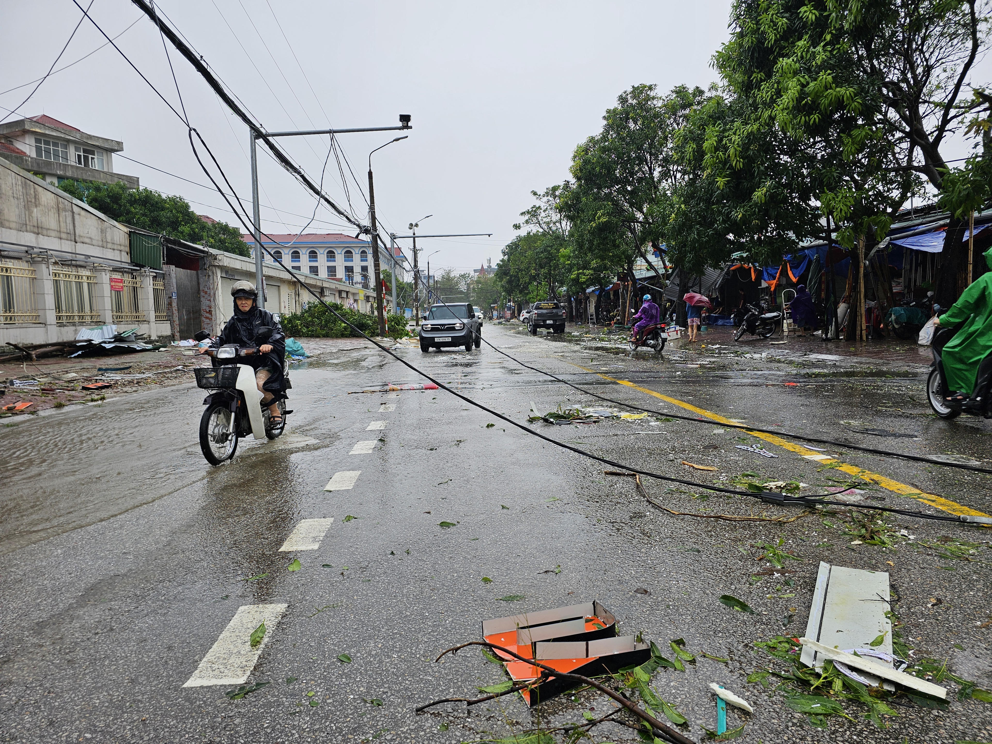 Tại một số tuyến phố, cáp điện rơi, sà xuống lòng đường, tiềm ẩn nguy hiểm cho người tham gia giao thông. Ảnh: Quốc Thanh.
