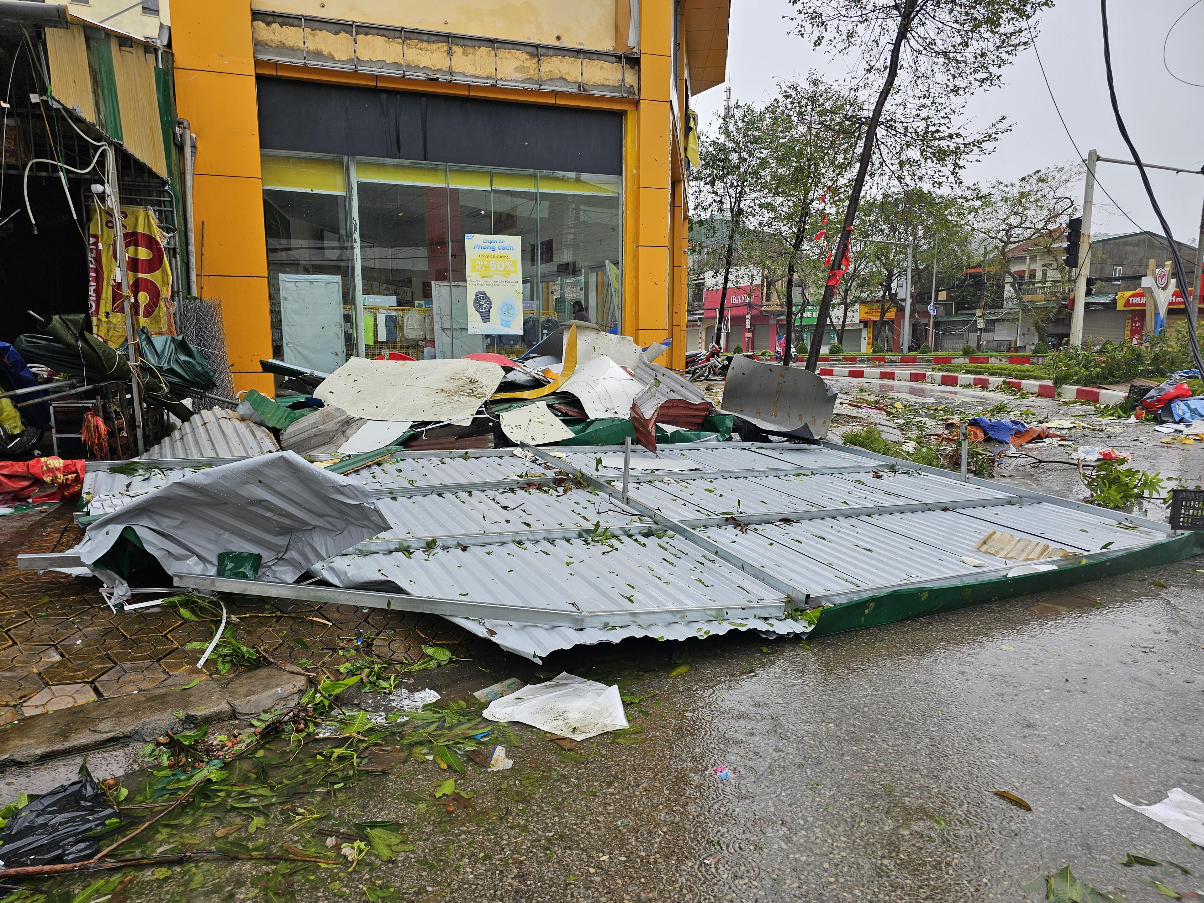 Bão số 10 khiến nhiều mái tôn, biển bảng quảng cáo bị sập. Ảnh: Quốc Thanh