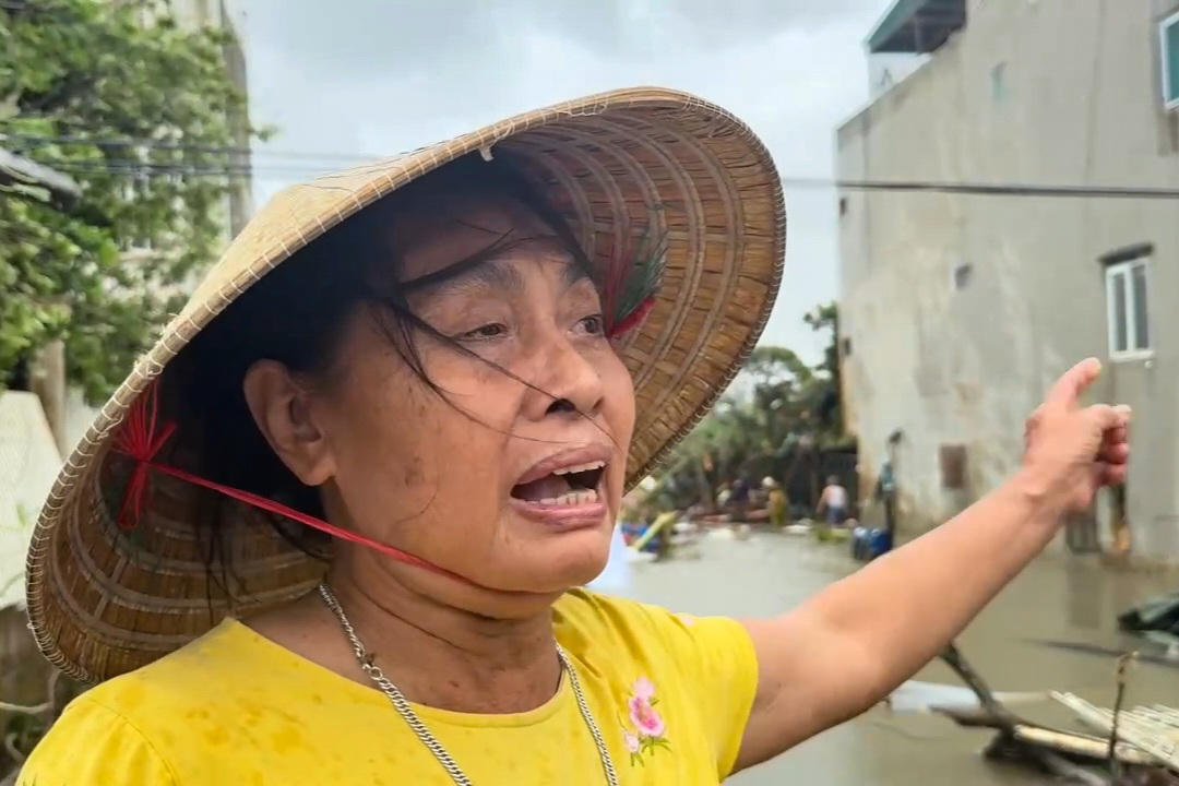 Cũng giống như nhà ông Chương, ngôi nhà cấp 4 của bà Lê Thị Hiển ở thôn Hảo Nam cũng bị gió lốc quần thảo, làm sập cả nhà ở lẫn nhà bếp. Ảnh: Đình Minh.